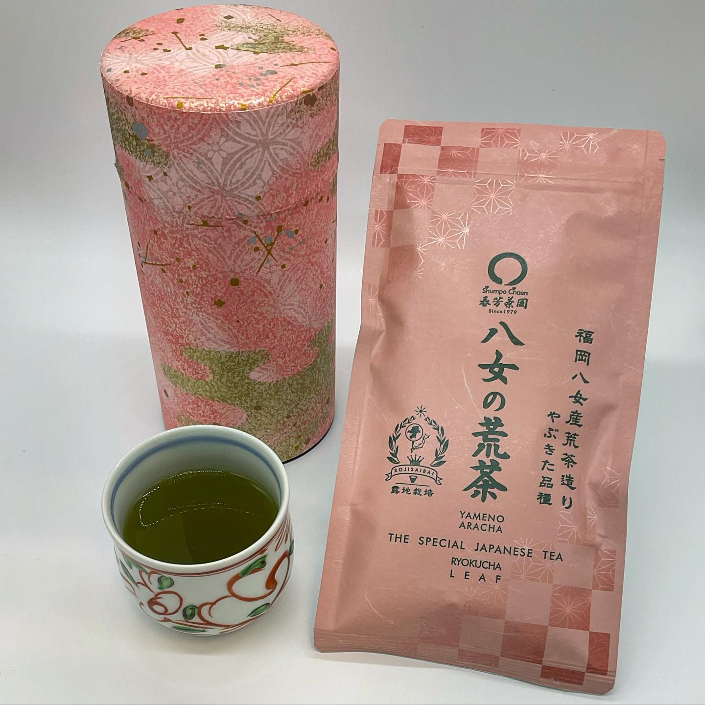 春らしいピンクのパッケージが可愛いその名も…福岡八女のお茶『八女の荒茶』スッキリしたさわやかな味わいが飲みやすく、香りを感じるお茶です️桜も咲いて春らしさが増しましたが、朝晩はまだ少し冷えるので…お茶を飲んでホッとしたいものですね…