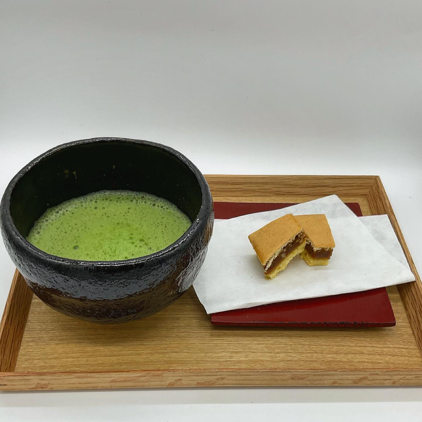 今日のおやつは何にしますかしゅんぽうカフェ🥤で抹茶とお菓子いかがでしょうかご紹介は、抹茶とみるくさんどですたっぷりくるみ入りのキャラメルを、サブレでサンドしたお菓子です（抹茶味もございます）とろけるキャラメルにくるみの歯ごたえと、サブレのサクサク感がベストマッチのお茶に合うお菓子です
