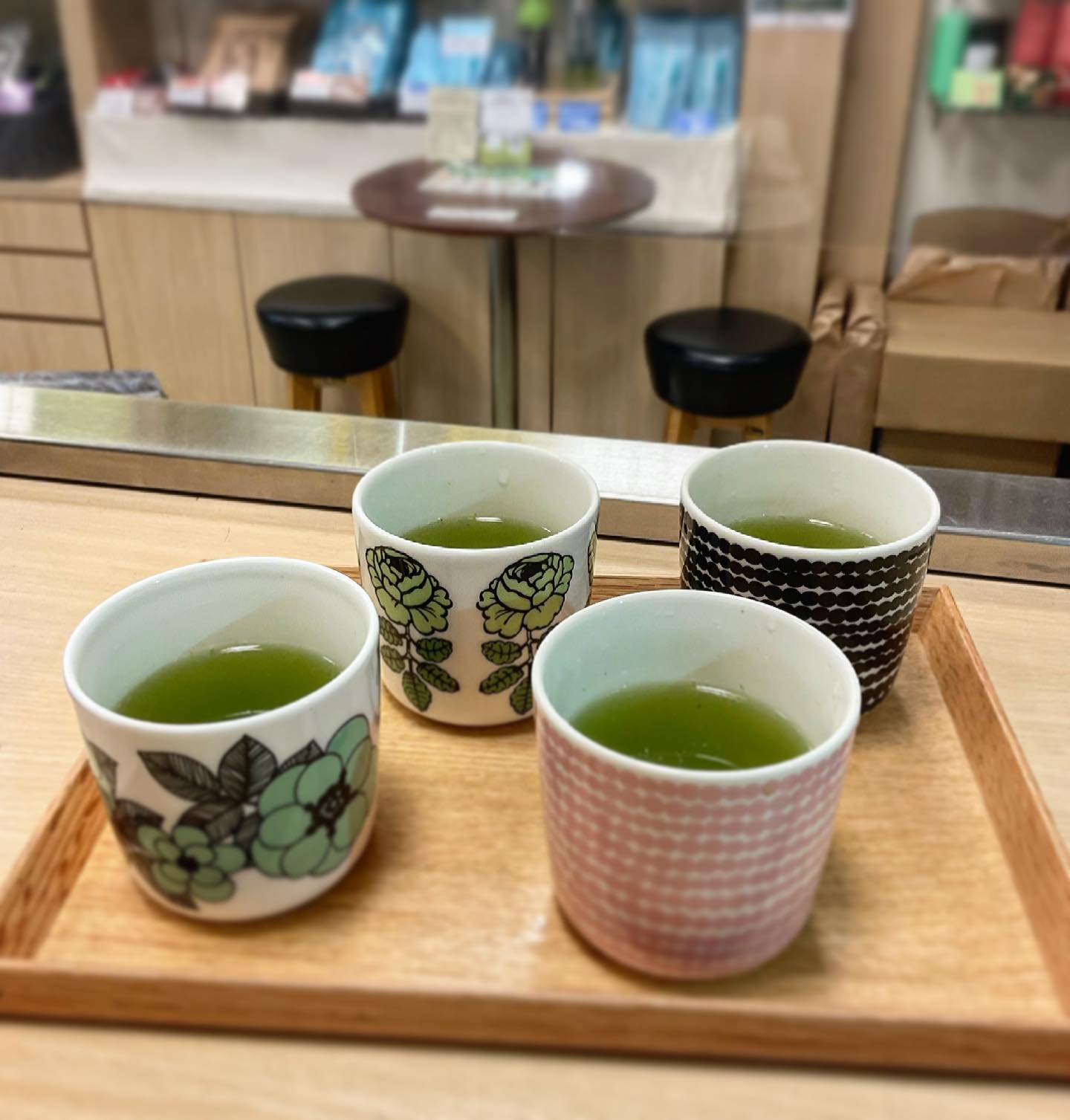 朝の風景です…朝の朝礼後に、みんなでお茶を飲んでいます今日は鹿児島新茶の『ゆたかみどり』をいれましたかわいいマリメッコのカップで美味しいお茶で朝から気分を上げて、本日も皆様のご来店をお待ちしております