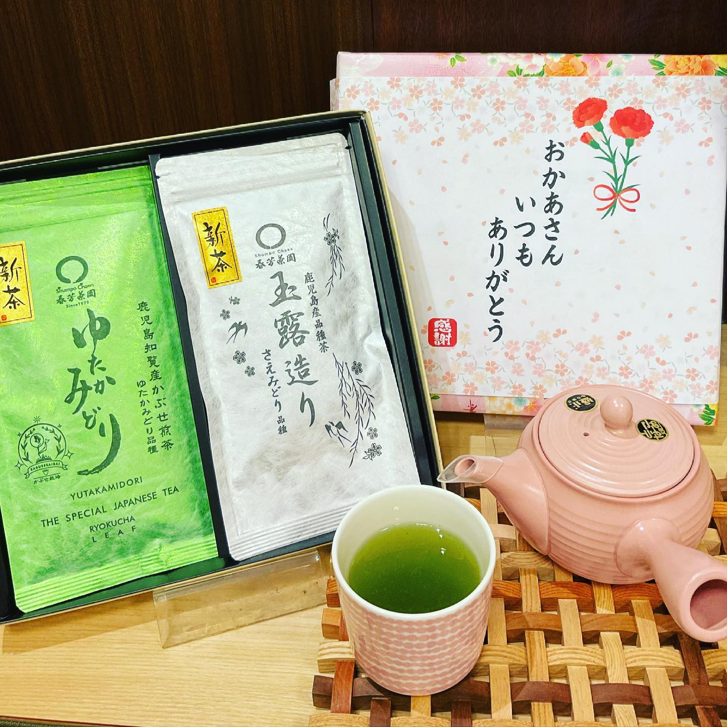 5月9日は母の日です新茶の贈り物がオススメです️摘みたてを味わえるのは今だけ️ありがとうの気持ちを旬の新茶でお伝えしませんか華やかな包装紙に母の日の巻紙をお付けしてギフトを彩ります