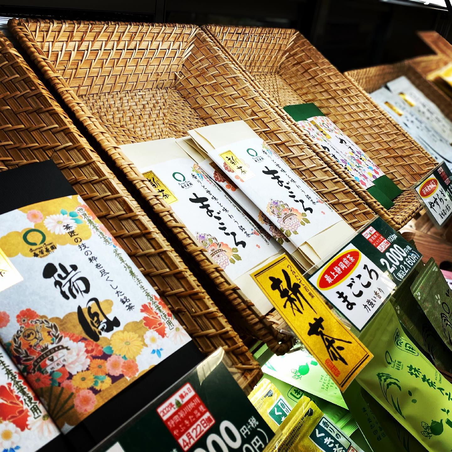 静岡新茶も入荷してきております！おかげさまで、母の日ギフトに喜ばれております！！当園でしたら、まだ5月9日指定で配送を承ることができます！ぜひ摘みたて新茶を母の日ギフトにどうぞ！