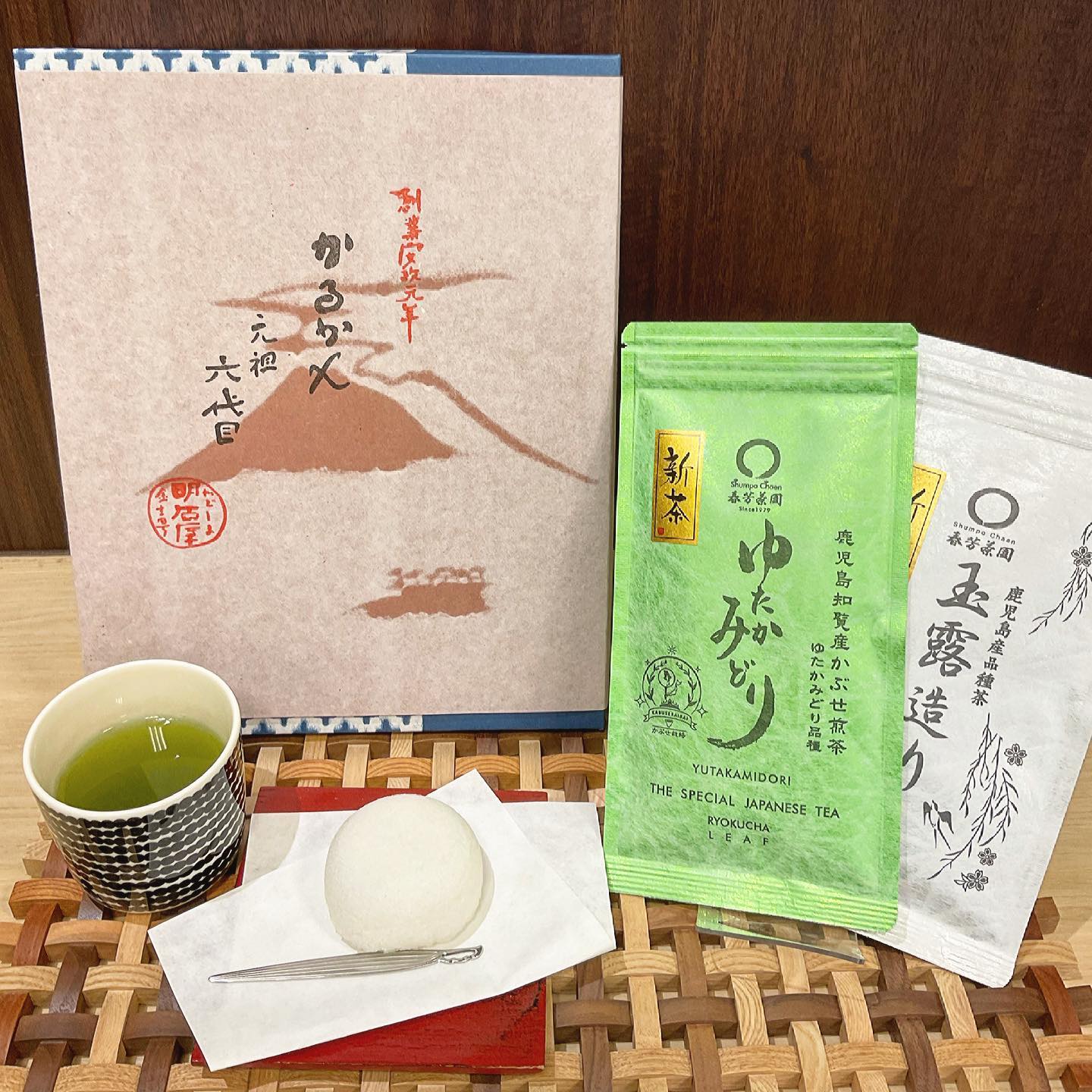 鹿児島銘菓かるかんお世話になっている鹿児島のお茶屋さんからいただきました️まんまるフォルムが可愛く、しっとりふわふわで美味しそうです生産地のお茶と一緒に銘菓を味わうなんとも贅沢な時間ですかるかんの販売はございませんが、鹿児島のお茶は販売しておりますので、美味しいお菓子と新茶で至福の時間を