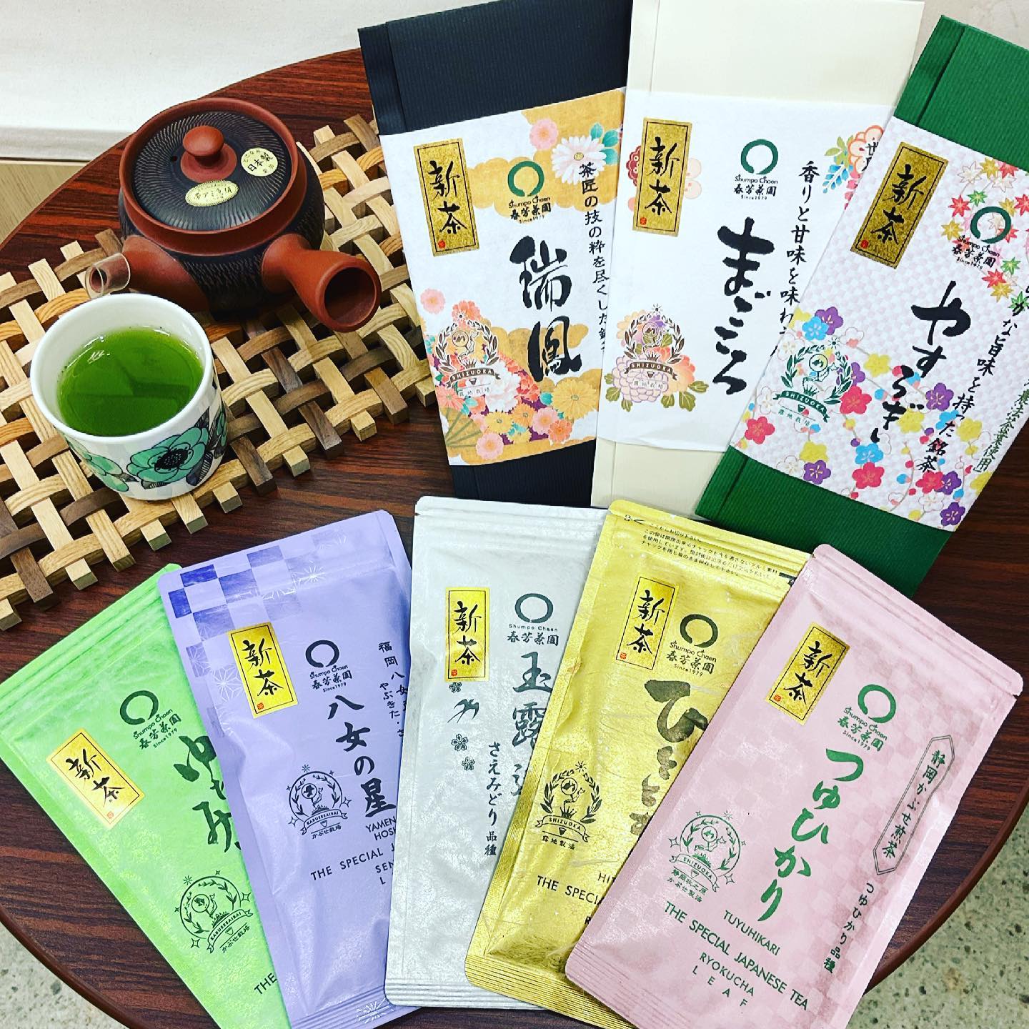 今年も新茶が揃いました人気商品も続々新茶に変わっています️今年も美味しく出来ましたお茶は農作物です産地も種類も様々です️味の感じ方もいろいろですぜひ、今年のお茶を味わいながらお気に入りの一本を見つけてみてください
