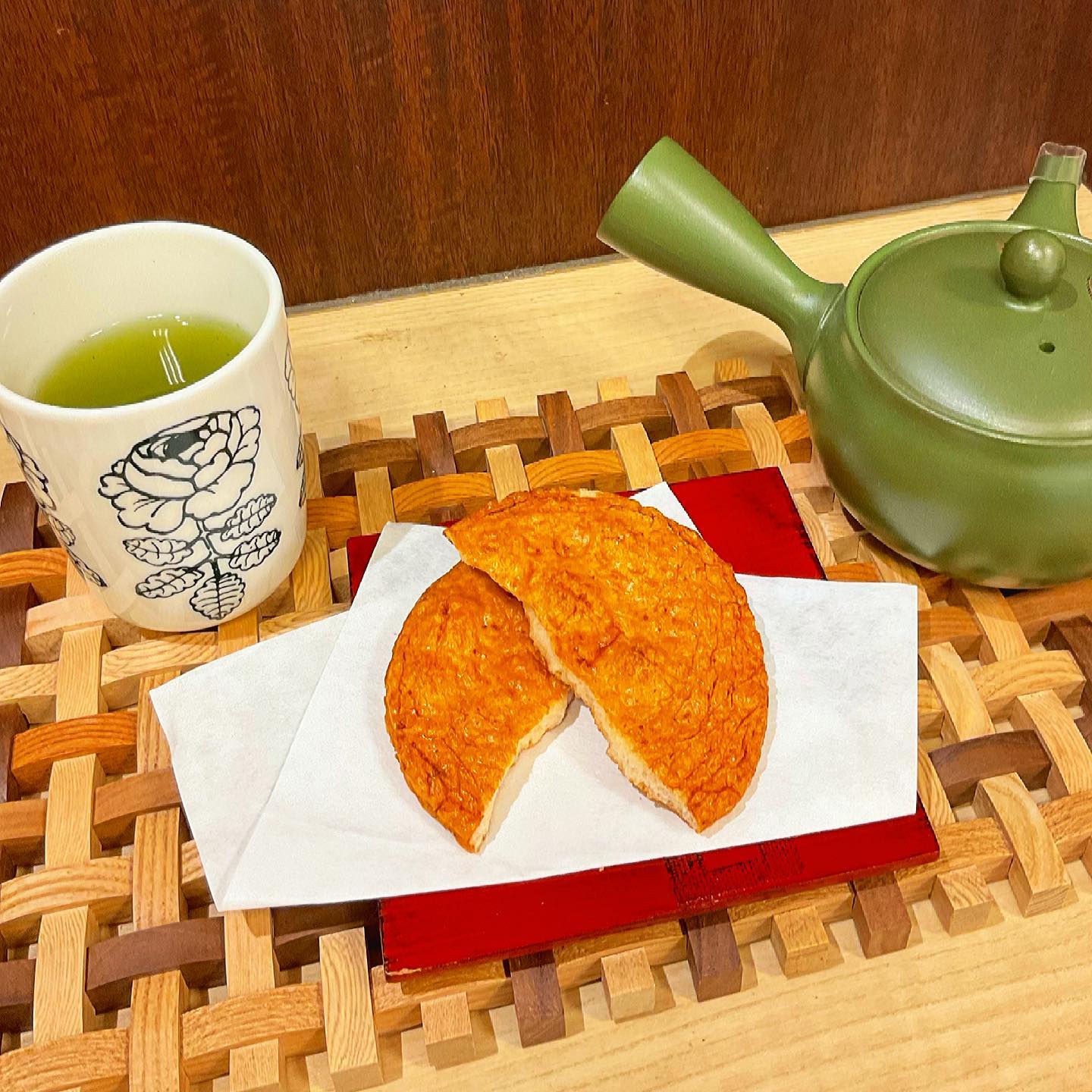 〜本日のおやつタイム〜ちょこっと休憩時間にお茶とお菓子かた焼きお煎餅と緑茶です️お煎餅とお茶はなぜこれほどまでに相性が良いのでしょうかホッと一息…しあわせ時間です