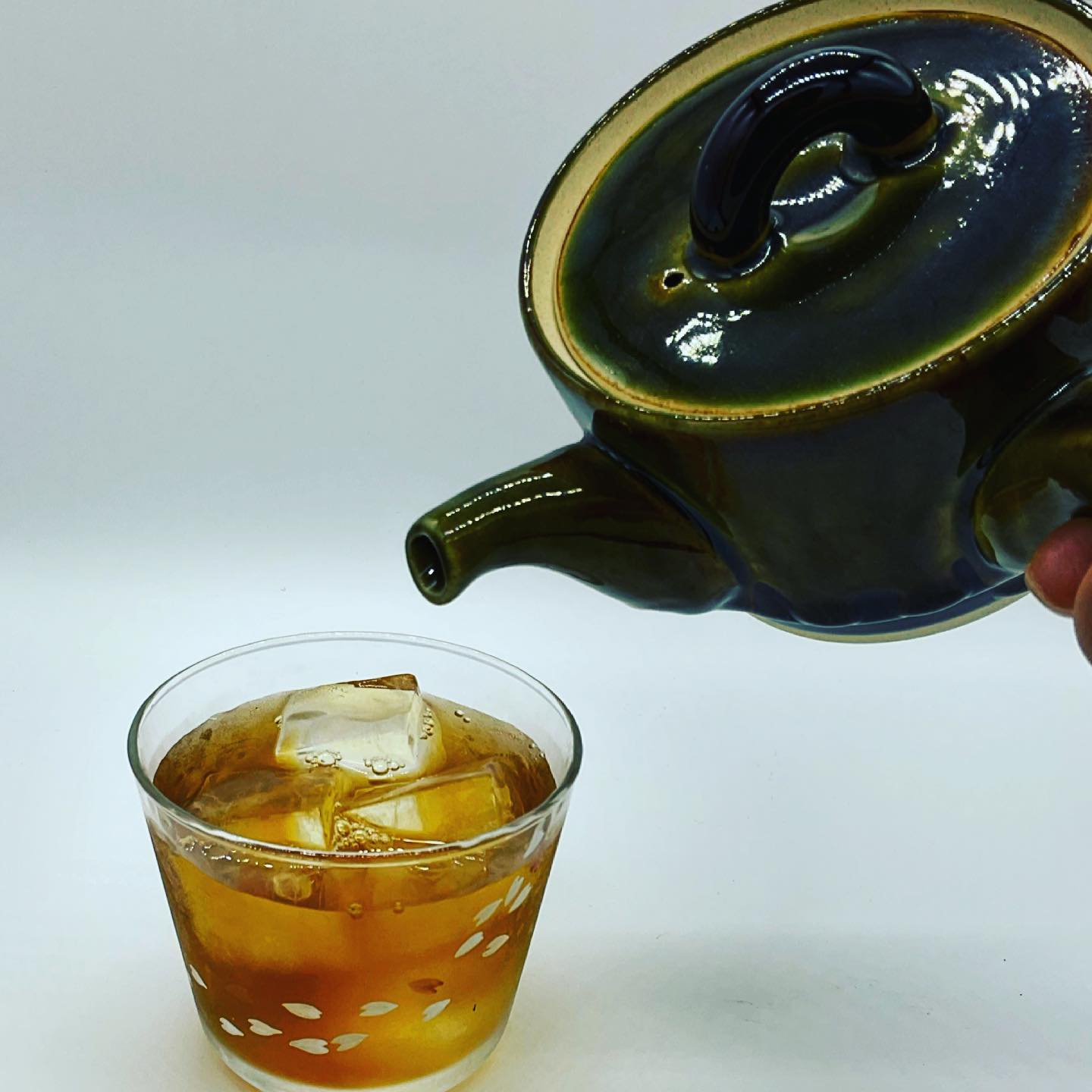 なんだか蒸し暑い日が続いております…スッキリしないお天気も続いておりますが…️ここで気分スッキリ、『ほうじ茶アイスロックティー』なんていかがでしょうかグラスいっぱいに氷を入れて、濃いめに抽出したお茶を注ぐだけ️簡単に本格派の美味しい冷たいお茶が飲めますよ冷たいお茶がすぐ欲しい時にオススメです