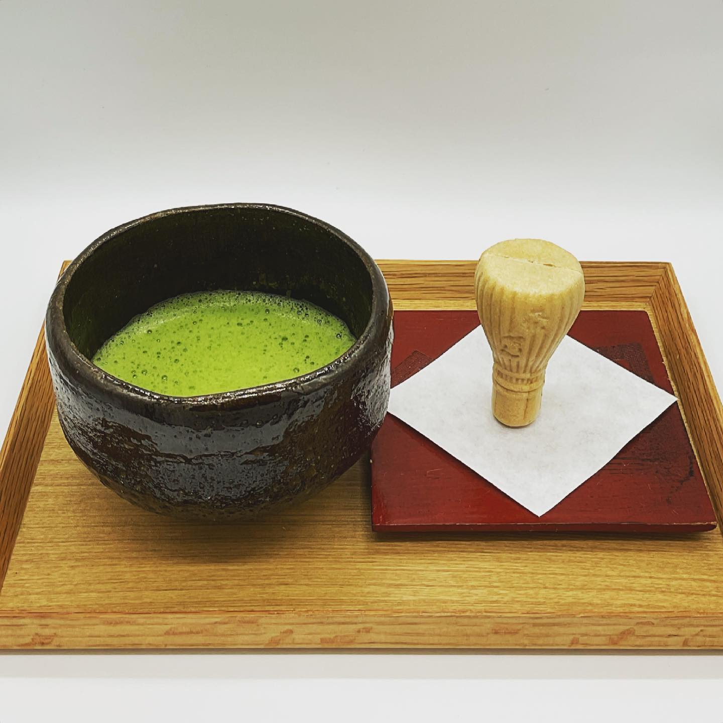 茶筅と抹茶です・・・あれっ🤔よく見ると、茶筅はお菓子の最中でした登場以来、お店で大人気の『茶筅最中』しゅんぽうカフェで抹茶と一緒に味わうことができます中はみっちり隙間なく抹茶あんがたっぷりとにかくお茶によく合いますよ