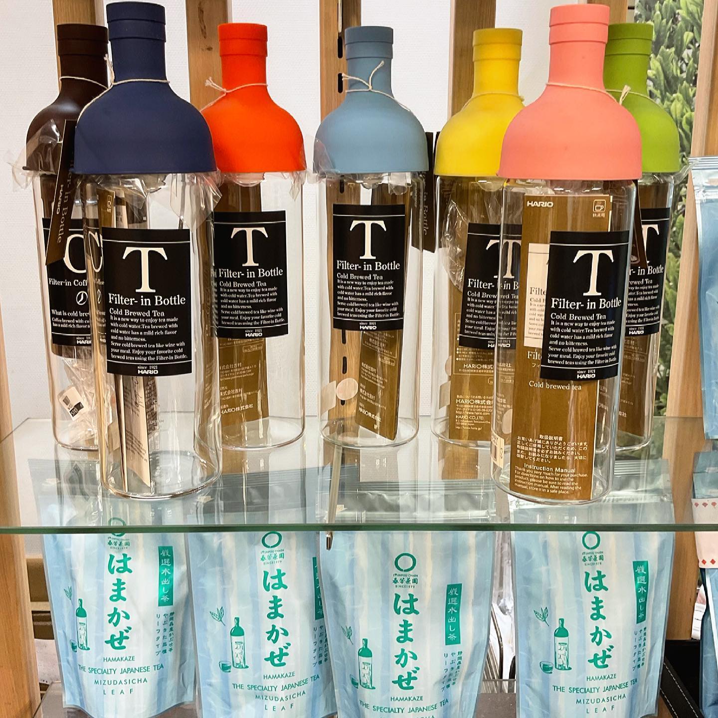 お店の一角です夏の定番水出し茶『はまかぜ』と、冷茶がおしゃれに作れる『フィルターインボトル』です色とりどり、今ならお色が各種揃っていますよ暑い夏は冷たい水出し茶で爽やかに過ごしたいですね🧊