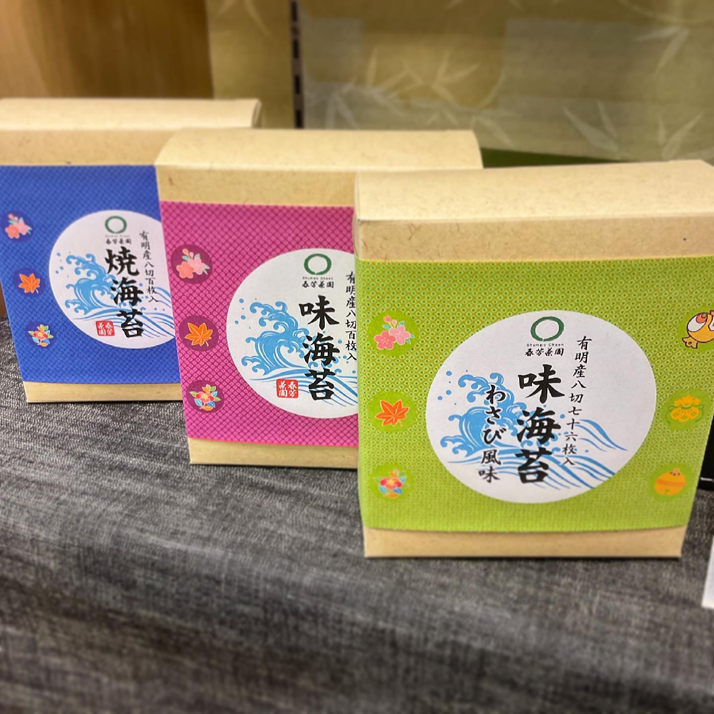 ギフトにも人気のカット海苔食べやすい大きさと手軽さでおやつにもオススメです️お味はお好みに応じて3種類️新登場のピリッとわさび味に、ほんのり甘めのしっかり濃いお味がご飯によく合う味海苔に、海苔本来の味を楽しめるスタンダードな焼き海苔ですパッケージそのままご自宅用と、ギフトにぴったり箱入りをご用意していますぜひご利用ください️