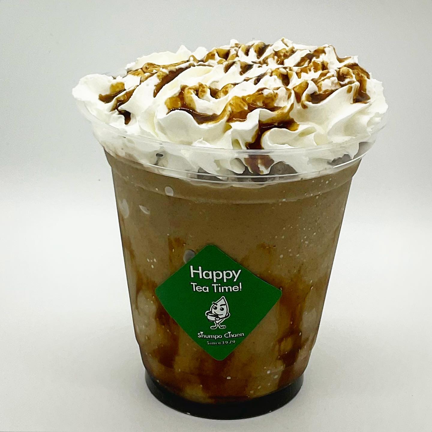ついに・・・しゅんぽうカフェ夏の新メニュー完成しました昨年ご好評いただいたほうじ茶フローズンティーですが、今年は大幅リニューアル️ほうじ茶は当店人気の『こんがりほうじ茶』を使用し、コクと香ばしさアップに黒みつを加えましたカップからはみ出るくらいのたっぷりクリームも美味しさの秘密ですぜひ、夏のひんやりスイーツお楽しみください
