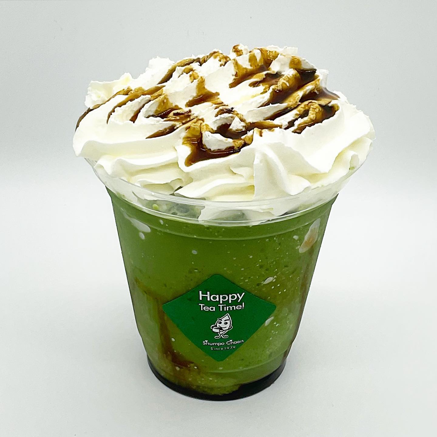 夏のしゅんぽうカフェメニュー️『黒みつ抹茶クリームフローズンティー』昨年よりもクリーム盛り盛り、アクセントに黒みつも加えパワーアップ️抹茶は本格的な茶道用抹茶を使用しておりますほうじ茶と合わせて夏の新メニューをぜひお楽しみください