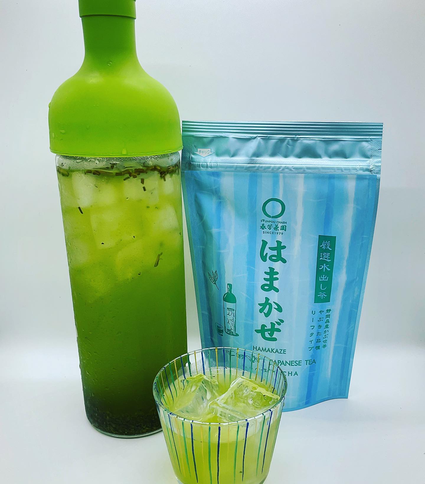 今日の横浜は暑いです・・・夏イチオシ水出し茶『はまかぜ』作っております氷と緑の綺麗なグラデーションが涼しげで、とても綺麗です店頭にて気になる方はぜひお声掛けください️お味のご紹介をしております茶葉と水を入れてぐるぐる混ぜるだけで飲める簡単本格水出し茶ですお家でも簡単に作れます