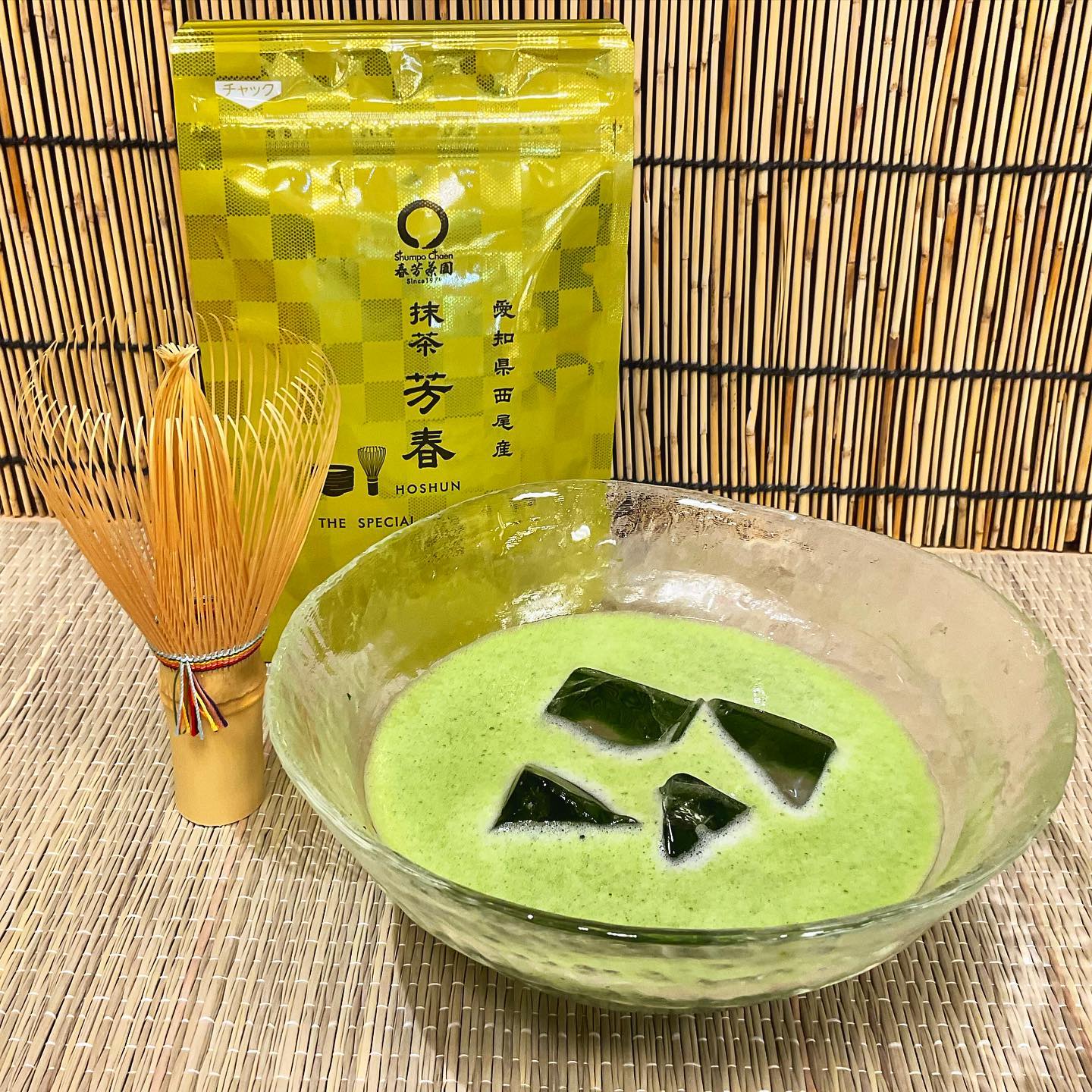 暑い日にぴったりのアイス抹茶はいかがでしょうか抹茶をたてて、氷を加えるだけ茶筅が無ければ、フタのできる容器に抹茶とお水を入れてシャカシャカ振ればすぐにアイス抹茶ができます🧊飲んでも涼しく、見た目も涼しく、これからの夏をひんやり過ごすひとときにオススメです️