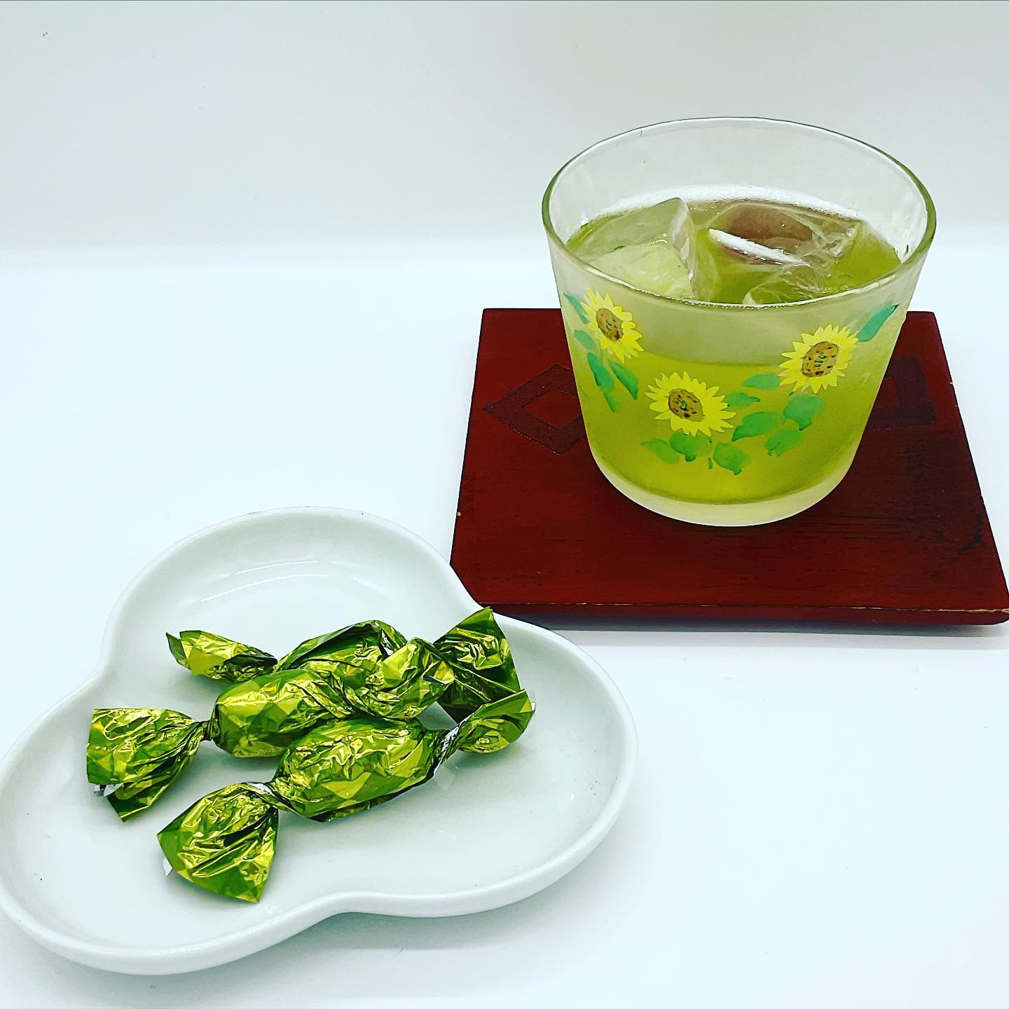 冷たいお茶と抹茶アーモンドチョコレート美味しい組み合わせですお茶には和菓子なイメージですが、チョコレートも意外によく合います抹茶チョコほろ苦さと、アーモンドの香ばしさがお茶とベストマッチですオススメです