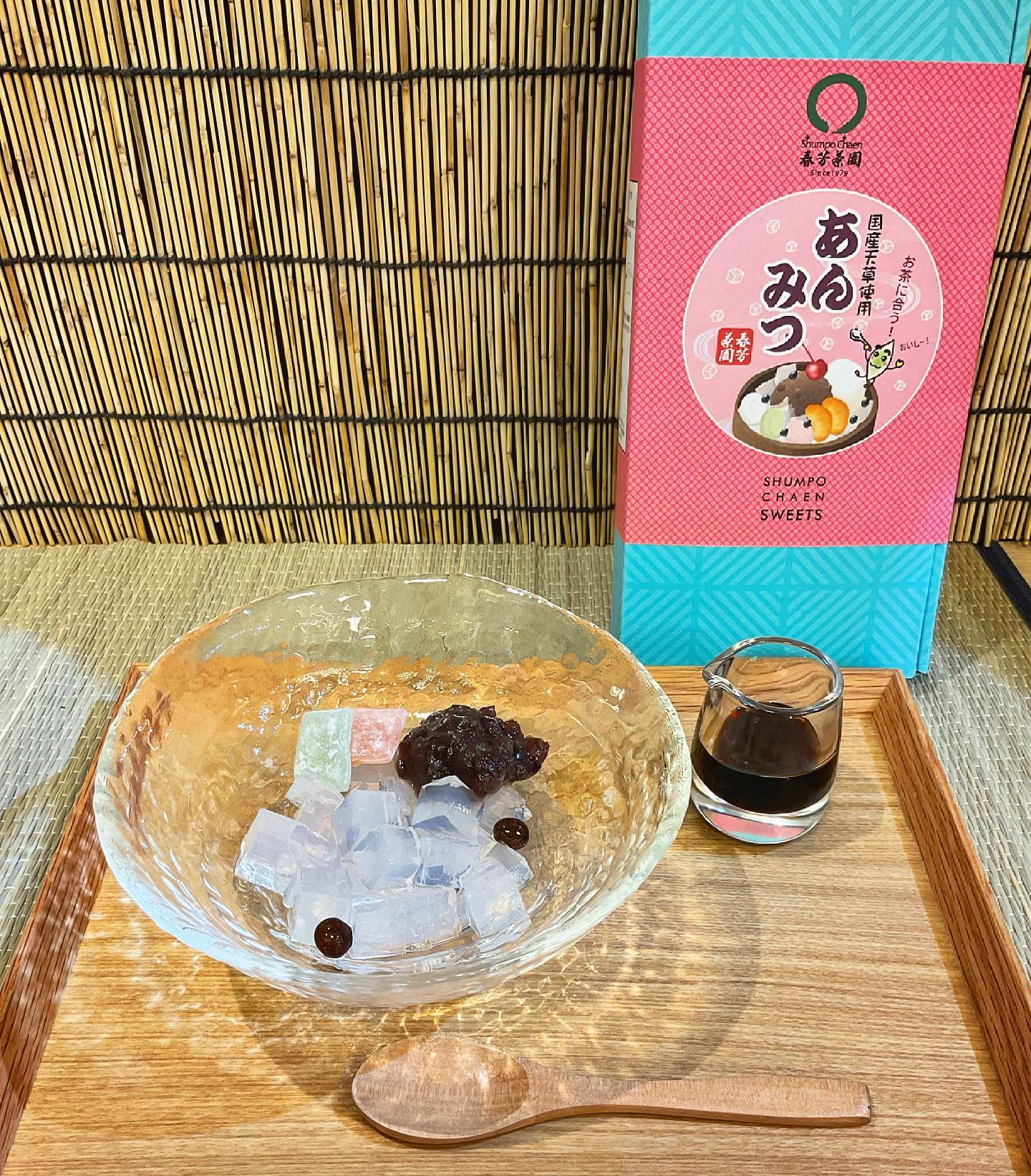 夏限定あんみつ販売開始しました寒天・あんこ・ぎゅうひもち・黒みつのセットですよ〜く冷やして、盛り付ければすぐにひんやりデザートの完成ミニサイズの3人前入りなので、おやつや食後のデザートにぴったりです