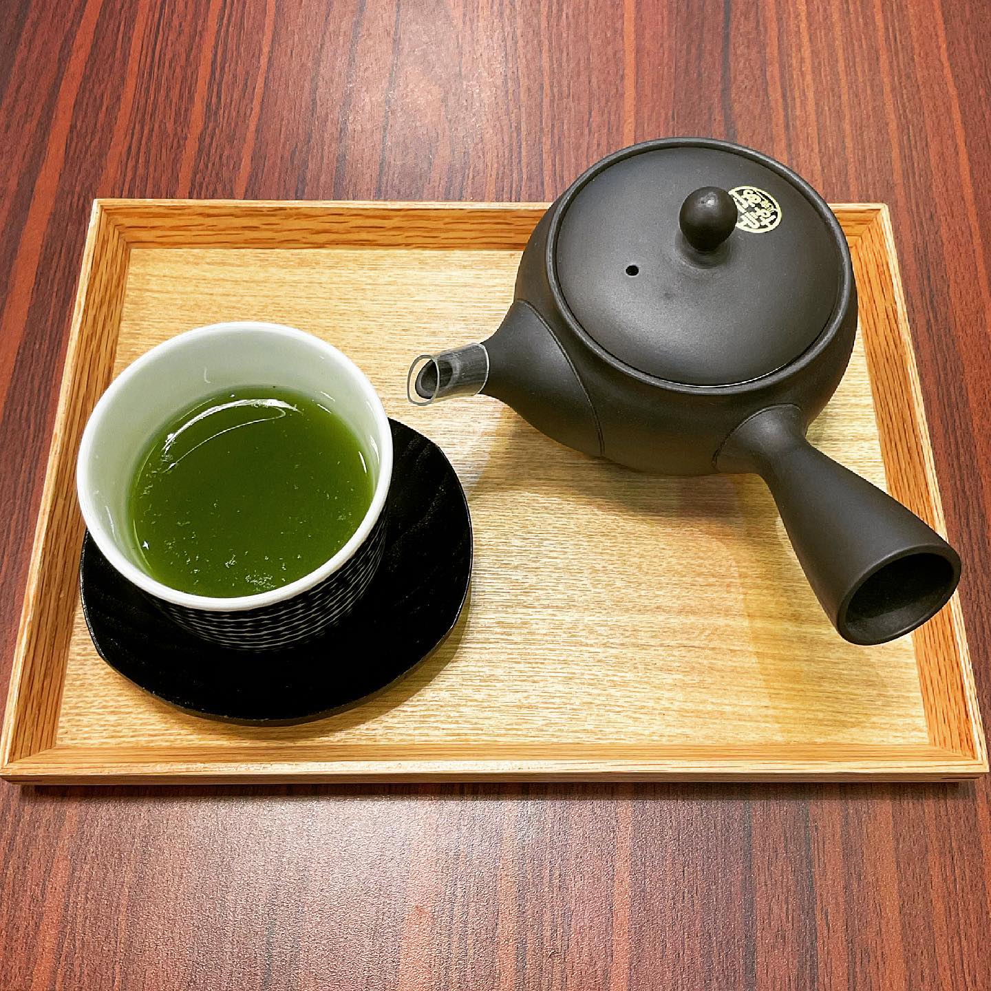 今日は急須でお茶を一服冷たいお茶も良いですが、クーラーの効いてる場所などでは、温かいお茶が欲しくなりますお茶に癒される、ホットなひととき過ごしませんか・・・️