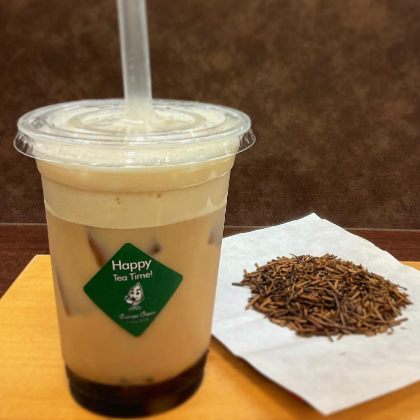 本日のおすすめカフェメニュー小腹も満たせる『黒みつトロもちほうじ茶ソイラテ』急須で茶葉からしっかりと抽出したほうじ茶に、ほんのり甘さを加えたソイミルクでほうじ茶ソイラテに🫖下に見えるのは、黒みつにわらび餅を絡ませたトロもちよく混ぜながら、少し太めのストローで飲めば飲める美味しいスイーツです🤗ぜひ、お試しください️