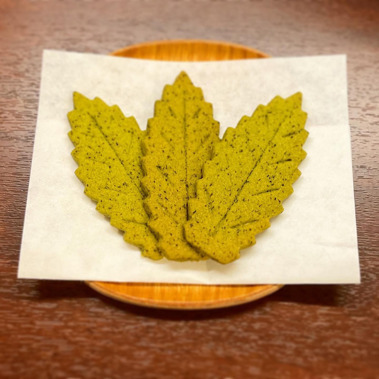 手を伸ばして食べたくなっちゃうような…美味しそうに撮れました戸塚ブランドにも認定された「茶々クッキー」ご自宅用や贈り物などに人気のお菓子ですとにかく葉っぱの形が可愛いです個包装にもなっているので、みんなで分け合えます戸塚のお土産にぜひいかがでしょうか