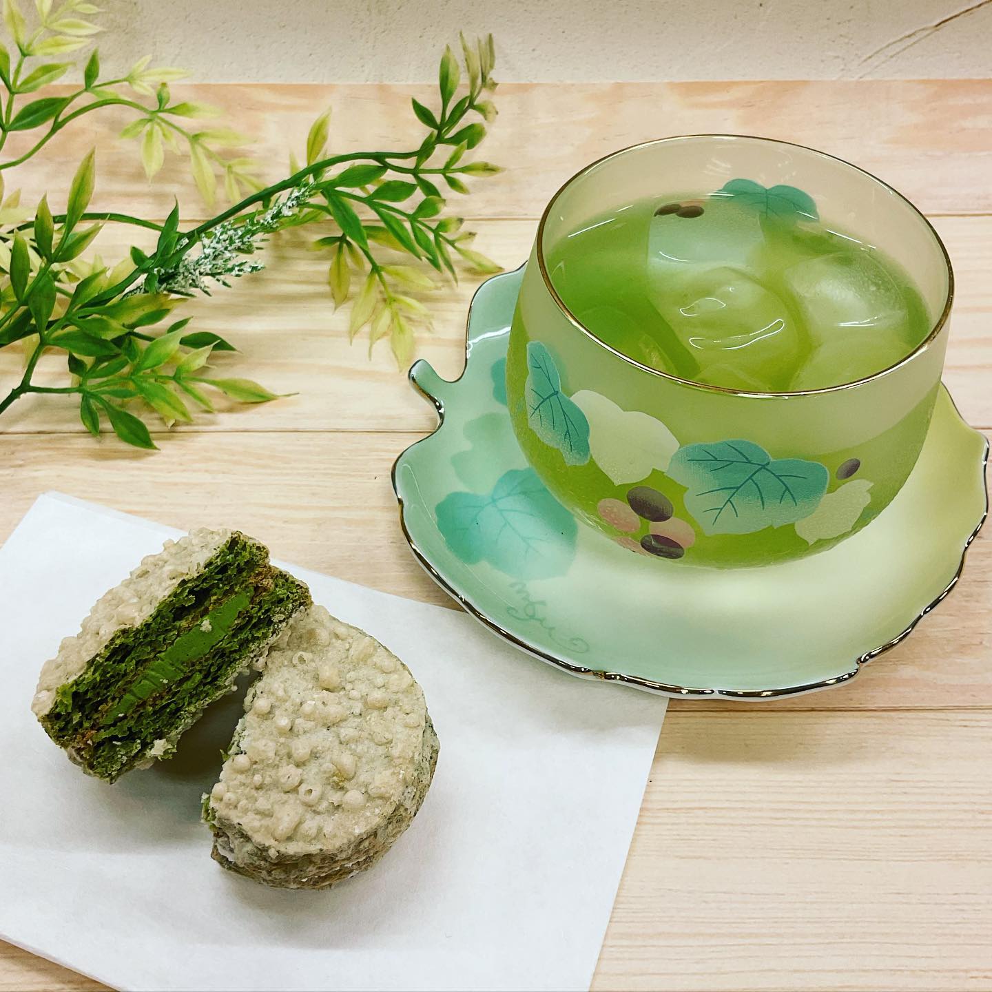 お天気が良くなりました️セミの声も聞こえてきて、すっかり夏ですね「茶々ダックワーズ」と冷たい水出し茶はまかぜ外はサクサク、中はしっとりでお茶のクリームがたっぷりのダックワーズぜひ、おやつにどうぞ