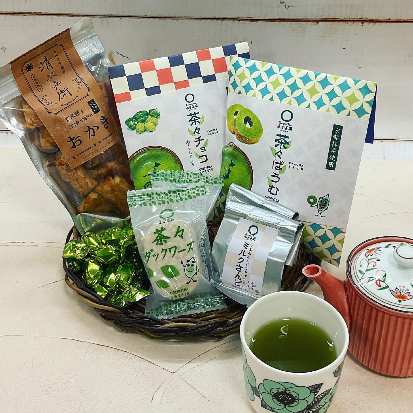 カゴいっぱいのお菓子ぜ〜んぶ春方茶園で販売しているお菓子ですどのお菓子も厳選して選び抜かれた、お茶によく合うお茶菓子となっておりますおやつにはもちろんのこと、ちょっとしたギフトにも大人気となっております