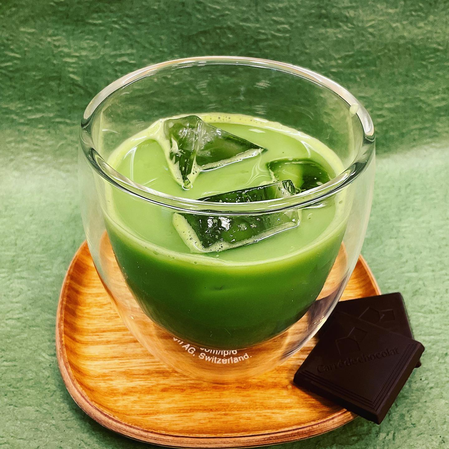 冷たい抹茶オレとチョコレート❣️美味しい組み合わせですお茶には和菓子なイメージでもちろん最高の組み合わせですが、きっと隠れた美味しいコンビネーションもあるはず️皆様のオススメの組み合わせも教えていただきたいです