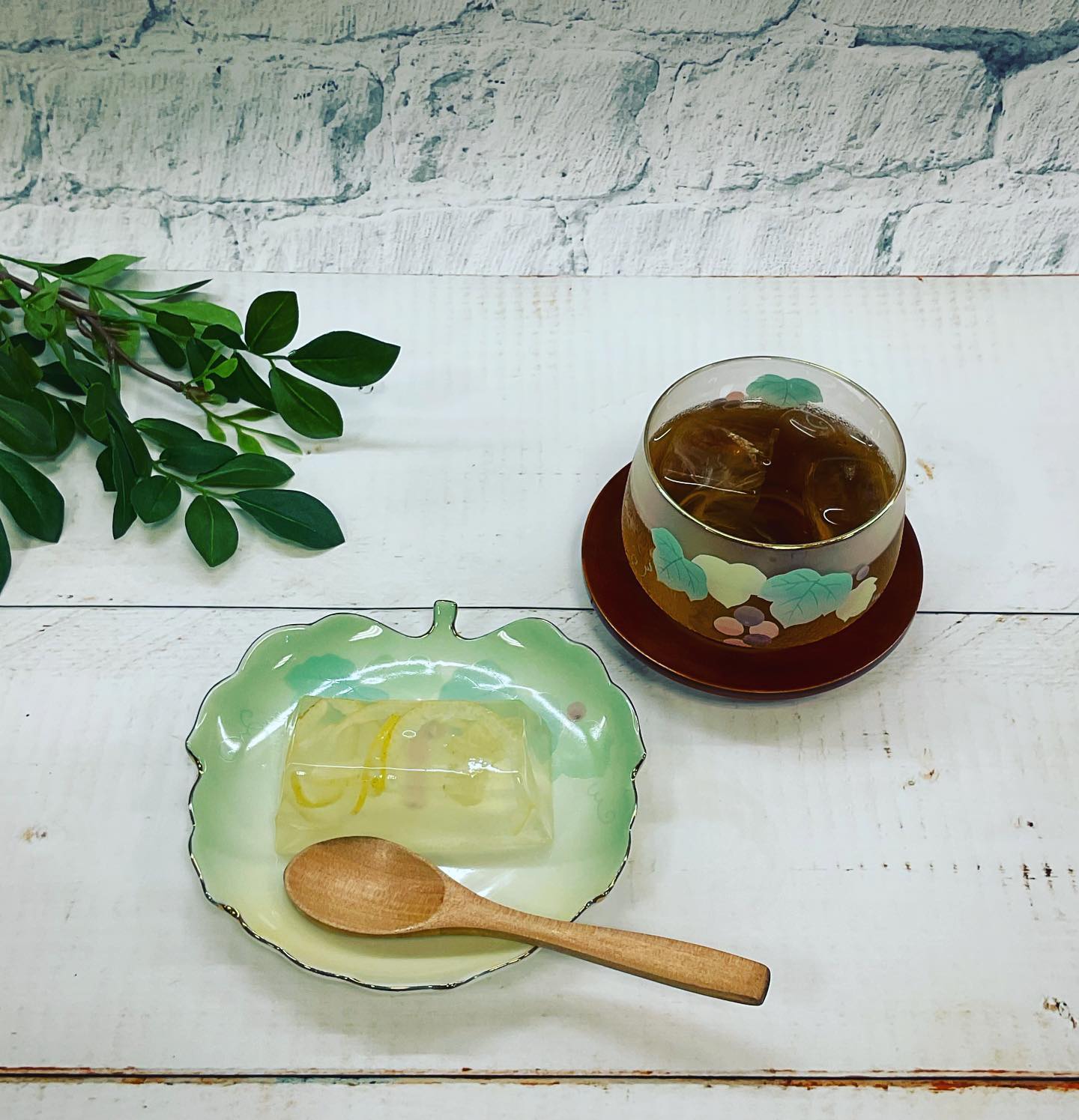 見ているだけで涼しげな湘南ゴールドゼリーと、夏の定番冷たい麦茶️ゼリーの爽やかな甘さと、麦茶の香ばしい組み合わせこれまた絶妙に相性が良いのですちょっとした涼を見つけて、暑い夏を乗り切りたいですね