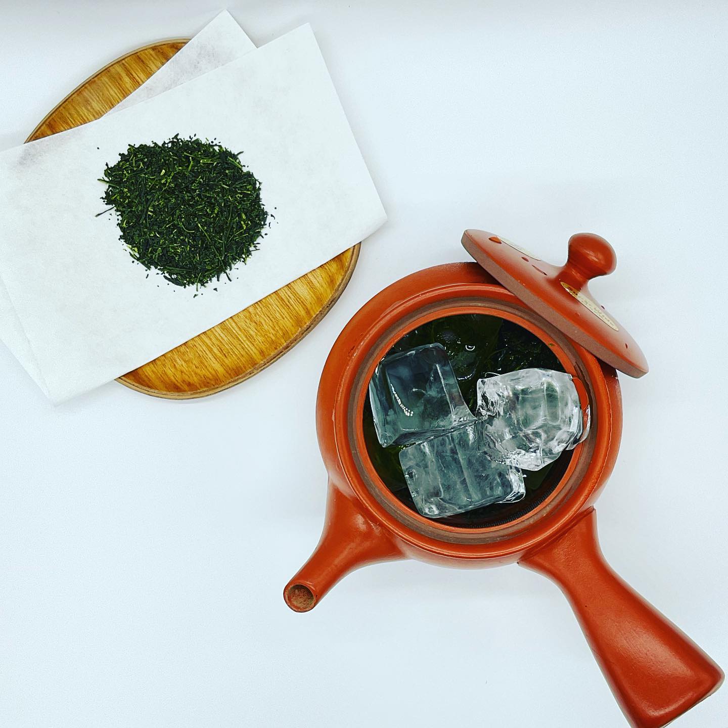 氷出し緑茶をやってみました️急須に茶葉と氷を入れてじっくり待ちます…見た目も涼しげで、普通にお茶を入れるよりちょっとワクワクします結果はのちほど…︎