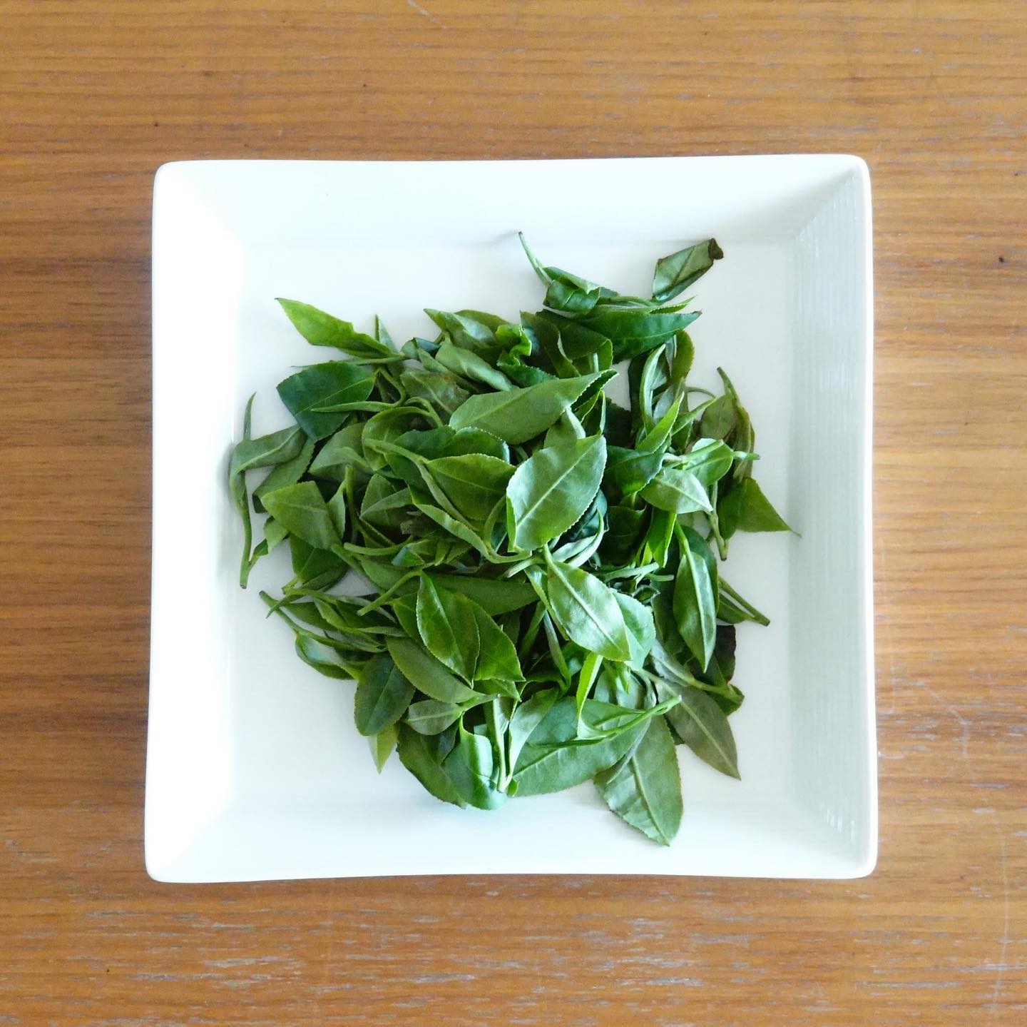 なんと！摘みたての生葉をいただいたので、娘と手揉み茶を作りました！電子レンジで蒸した瞬間に、茶工場にいるようなお茶の香りが部屋に広がります！そこから茶葉を揉んで乾燥させていきます。蒸し方や揉み方、乾燥具合で味覚が変わることが少量の茶葉でもわかりますコロナでお出掛けできませんが、お客様から分けていただいたお茶で娘と自由研究ができて有難かったです！