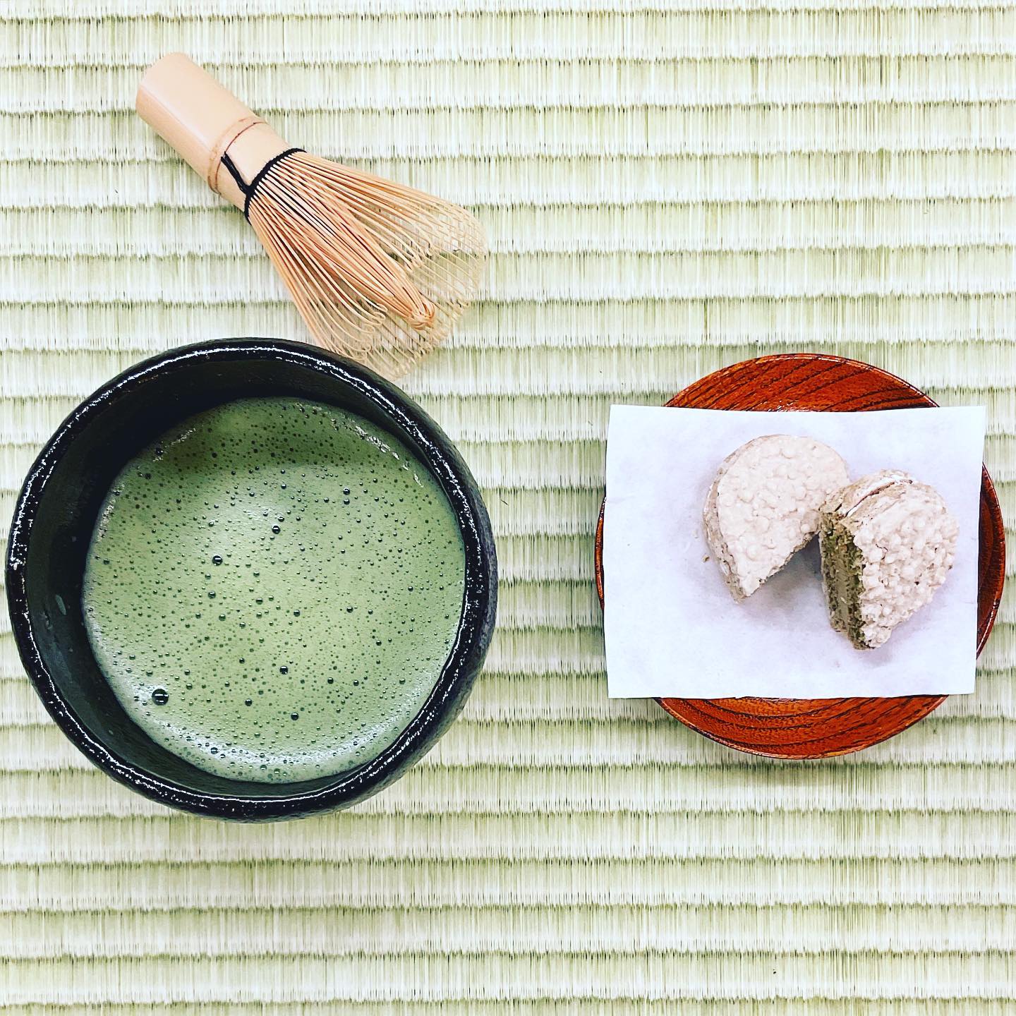 お薄の抹茶とダックワーズしゅんぽうカフェでお楽しみいただけます️なかなか自宅では難しい、抹茶茶碗で飲む本格抹茶は格別です️しゅんぽうカフェならお買い物の合間に気軽に楽しめます