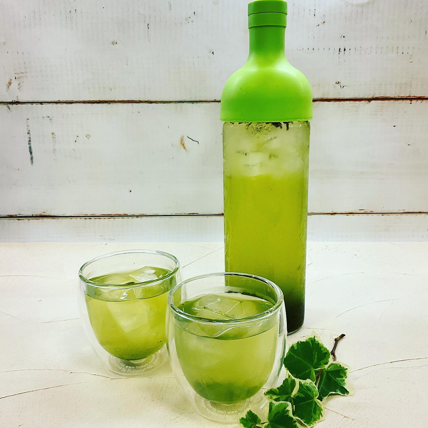 水出し緑茶はまかぜボトルセット️人気のお色は、ライムグリーン「はまかぜ」は当店人気の水出し緑茶️フィルターインボトルに茶葉を入れて、水を入れてぐるぐるすれば完成️簡単に美味しい本格緑茶です︎︎︎︎︎当店、店主ツイッター始めました️こちらもよろしくお願いします‍♀️twitter.com/shumpo_tea︎︎︎︎︎