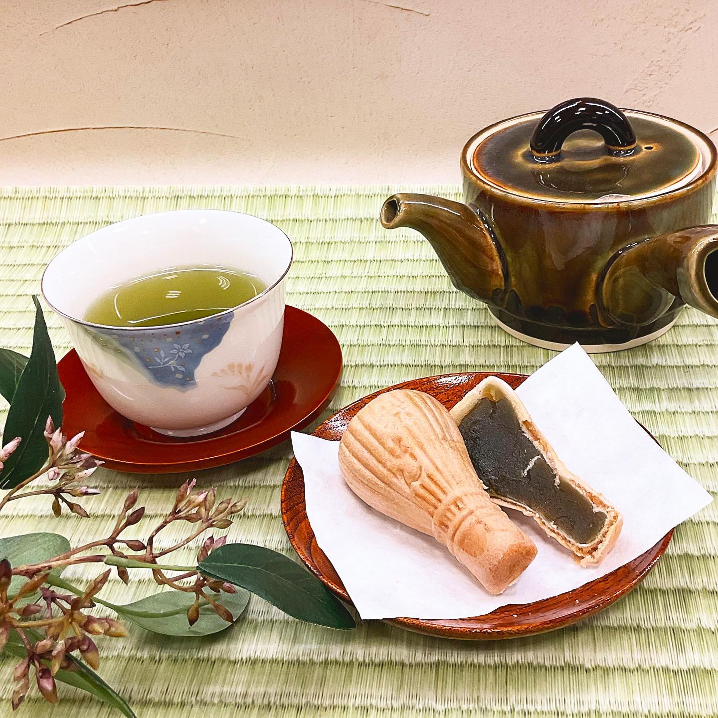 お店で完売中だった『茶筅モナカ』入荷いたしました️お客様に見つけていただくと、「かわいい〜❣️」と、お声をいただく茶筅の形の最中です️中身は、本当にぎっしりの抹茶あんお店のしゅんぽうカフェでも召し上がれますのでお買いの物の合間にぜひご利用ください