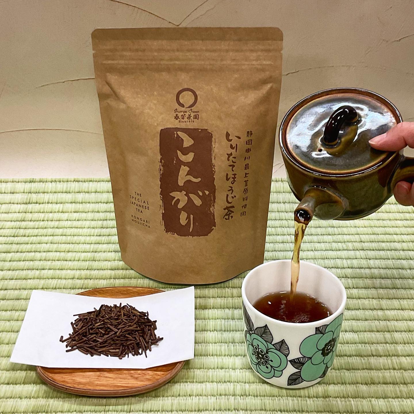 雨が降り続いていて、少し肌寒いですね・・・️温かいお茶が急に欲しくなるようなお天気です焙煎している香りで、お客様を店内へと惹きつけている当店自慢のほうじ茶「こんがり」熱いお湯でそのまま入れられる香ばしいほうじ茶です️こんな日はゆっくりおうち時間ですね🫖