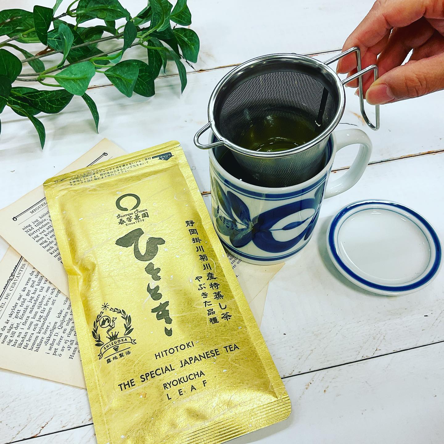 先日ご紹介しましたフタもついた茶こし付きマグカップ️早速「インスタ見たよ」と言っていただいて、ご購入いただいたお客様もいらっしゃって、とても嬉しい限りです🤗カップにお湯をいれたら、茶こしに茶葉を入れて上下するだけで簡単に美味しいお茶が飲めます気軽に簡単️お茶生活はじめませんか