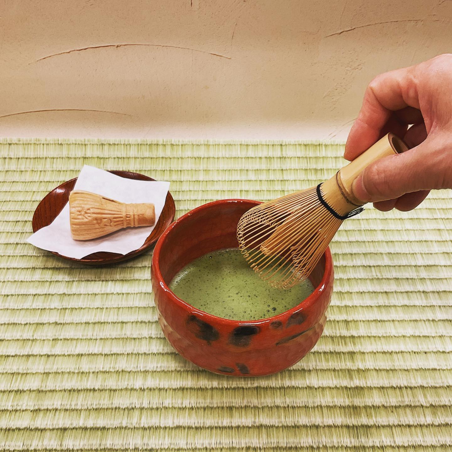 しゅんぽうカフェでは最近「薄茶　芳春」を楽しまれる方が増えていますソフトクリームやお菓子とセットで楽しまれる方や、薄茶だけを楽しまれる方など様々です️注文をいただき、一服ずつ丁寧に茶筅でたてていますふんわりと香るお抹茶の香りがとても心地よいです️ぜひ、しゅんぽうカフェでお気軽に味わってみて下さい