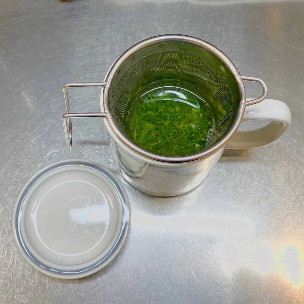 実は茶殻の姿は緑茶の美味しさを表現してます。丁寧に摘んでいる茶殻は美しい茶殻の姿ですお洋服でいえば、裏返しにして、素材、縫製、生産地まで丁寧で厳選しているか？否かをチェックしているのと同じなんですよ茶殻の姿を楽しむなんて、マニアックですが、私はこだわり派なのでその商品の持つストーリーやうんちくが好きなんです！店主　後藤