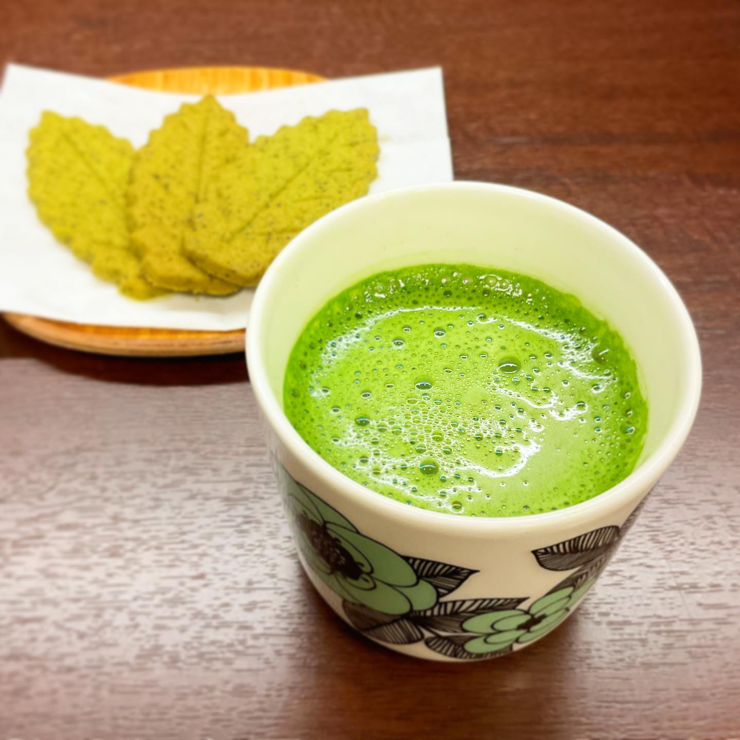 最近、よく目にする巷に色々出ている抹茶飲料当店にも、粉末タイプの『星の抹茶オーレ』という商品がございますペットボトルではないですが、溶かして飲める簡単仕様なので、アイスもホットも楽しめますホットはふんわり泡立って美味しさ倍増甘過ぎないので飲みやすいです️ゆったりとおうち時間を楽しむひとときにオススメです