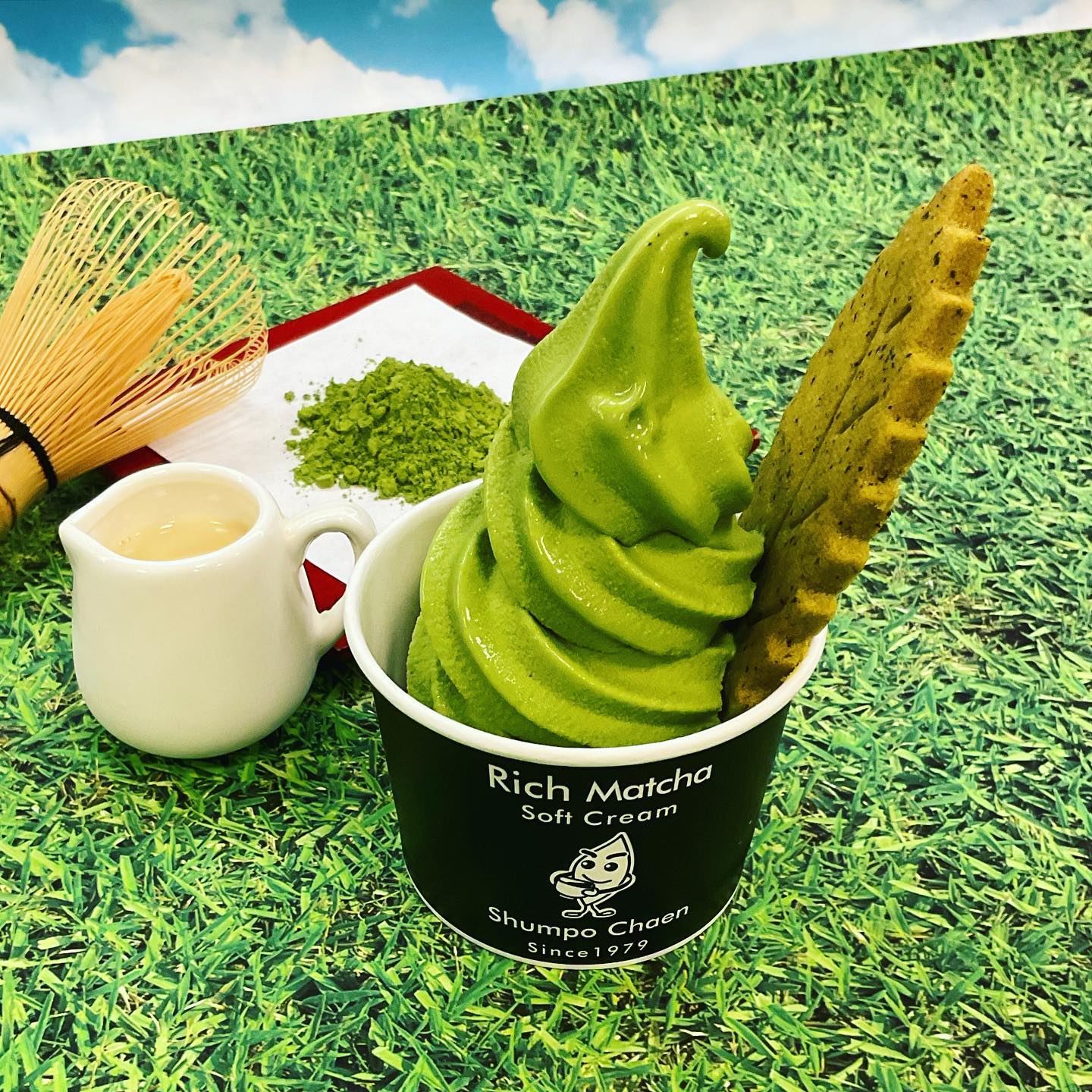 8月最後の週末️まだまだ、残暑厳しい日が続いております🥵しゅんぽうカフェ『濃厚抹茶ソフト』やはりカフェでも一番人気商品️地元小野ファーム様の牧場ミルクと、愛知西尾のお抹茶を贅沢に使用した自慢の逸品ですお茶屋さんの本気抹茶ソフトサクラス戸塚にお越しの際は、ぜひ味わってみてください