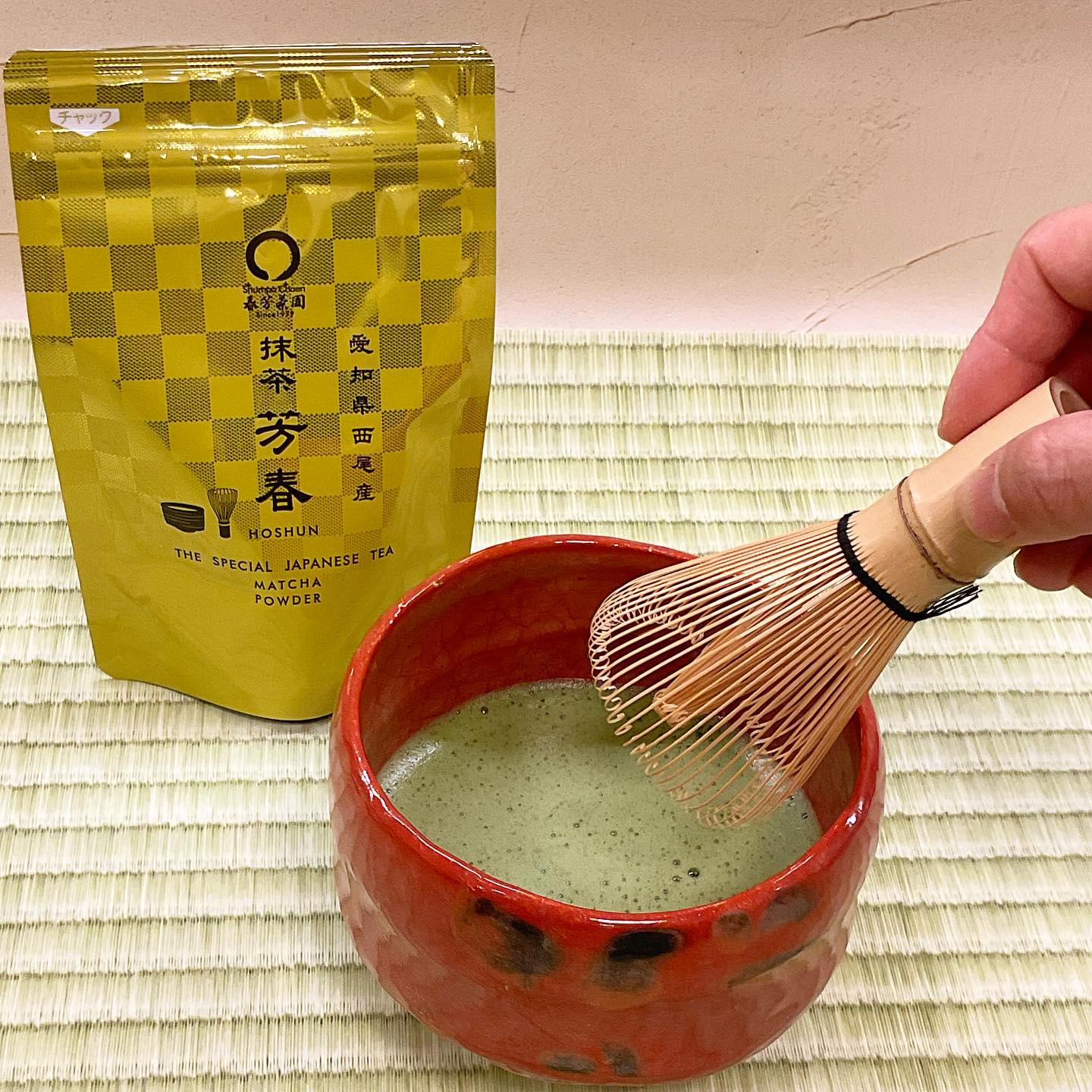 愛知西尾の抹茶『芳春』しゅんぽうカフェでも味わえる、苦味のない飲みやすい抹茶です️お家でもやってみたいけど道具がないそんなお悩みも、水筒などの密閉容器さえあれば解決です️抹茶とお湯を容器に入れて振り振りシャカシャカ抹茶でおうちでも簡単に本格抹茶が楽しめます🤗気軽に楽しみたい時は、お買物の合間や日常のひとときに、ほっとする安らぎを…ぜひ、しゅんぽうカフェで癒しの時をお過ごしくださいませ️