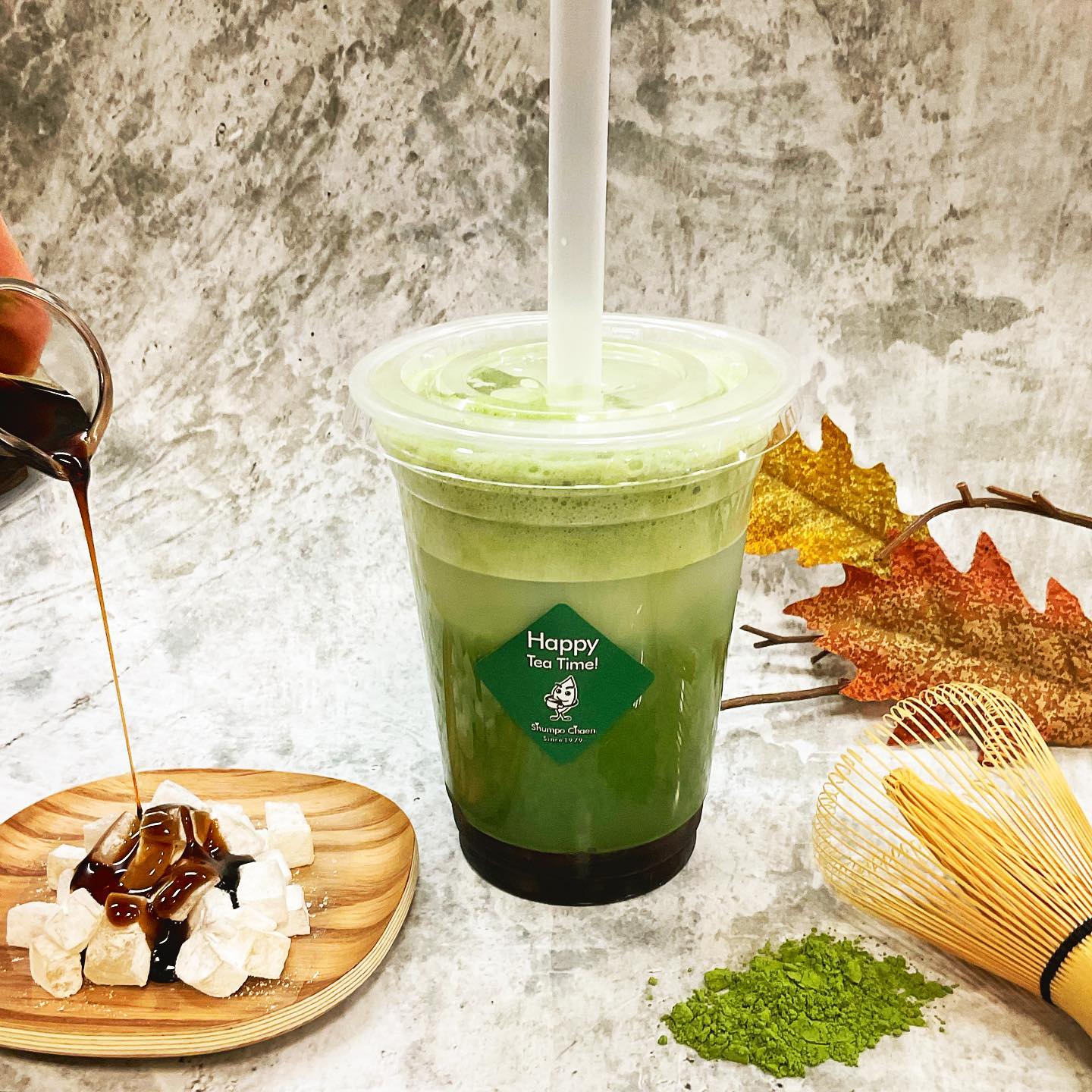 しゅんぽうカフェ秋のオススメ『黒みつトロもち抹茶ソイラテ』黒みつが絡まるとろけるわらび餅と、さっぱり美味しい甘過ぎない抹茶のソイラテふたつが見事に融合して美味しいスイーツドリンクになりました❣️よ〜く混ぜてお飲みください️お腹も心も満たされる飲みごたえ十分の一品です🥤