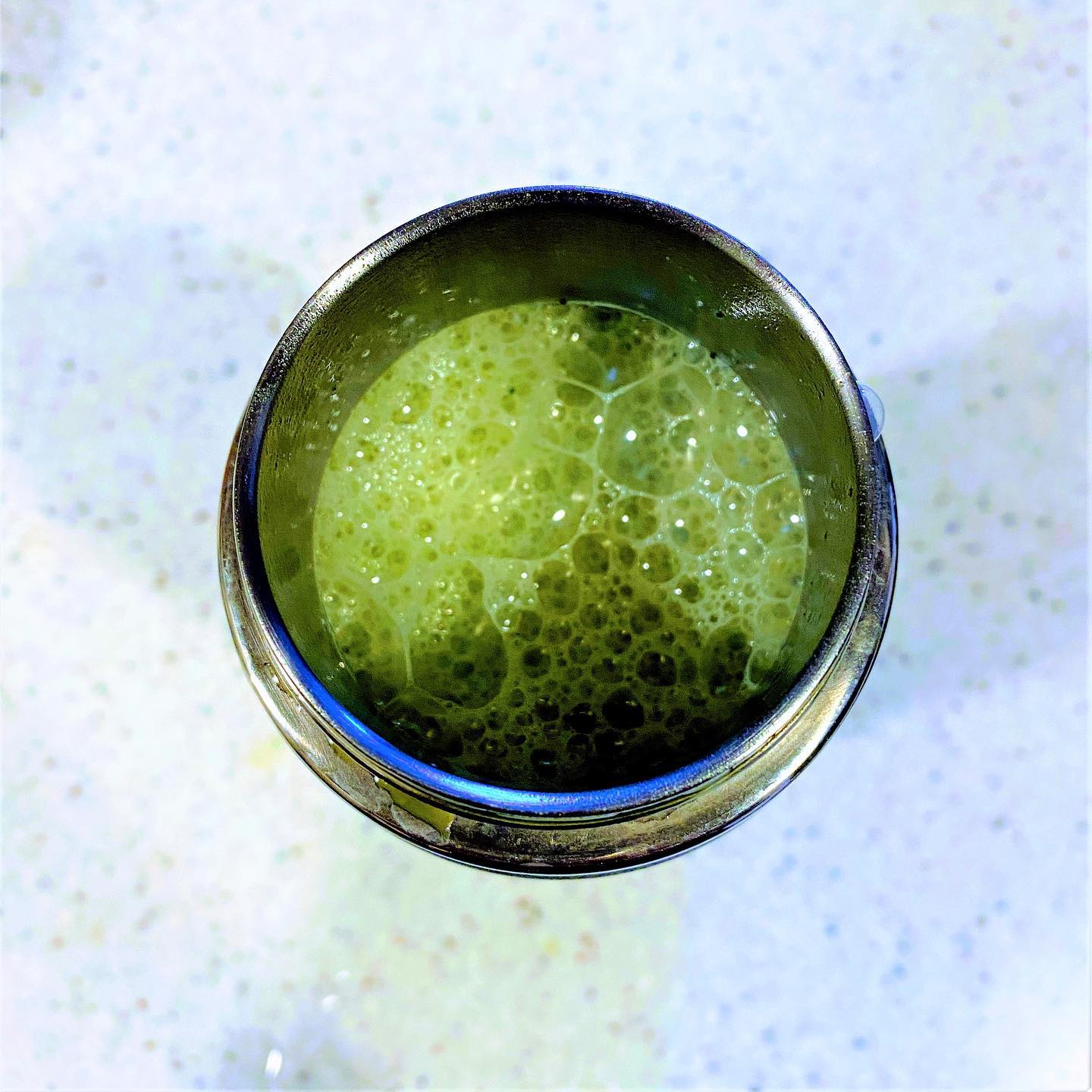 今日のメルマガで発信した「本格抹茶ラテ」の作り方①450mlの大きさのマイボトルに抹茶を約1.5gくらい②お湯を約150mとお好みではちみつやシロップを入れてシャカシャカシェイクするぅ！③お好みのミルクなどを加える。おすすめは150ml前後アイスの場合は氷もこのタイミング④再びシェイク！最近、大手メーカーさまが、抹茶ラテを販売していて人気があるらしいので、ぜひお試しください！！私のおすすめは大塚食品の大塚食品の「ミルクのようにやさしいダイズ」でやるとミルクの香りが弱く、ソイミルクの特徴も弱いので、使用する抹茶の特徴を生かした「抹茶ラテ」を作ることができますよ！！