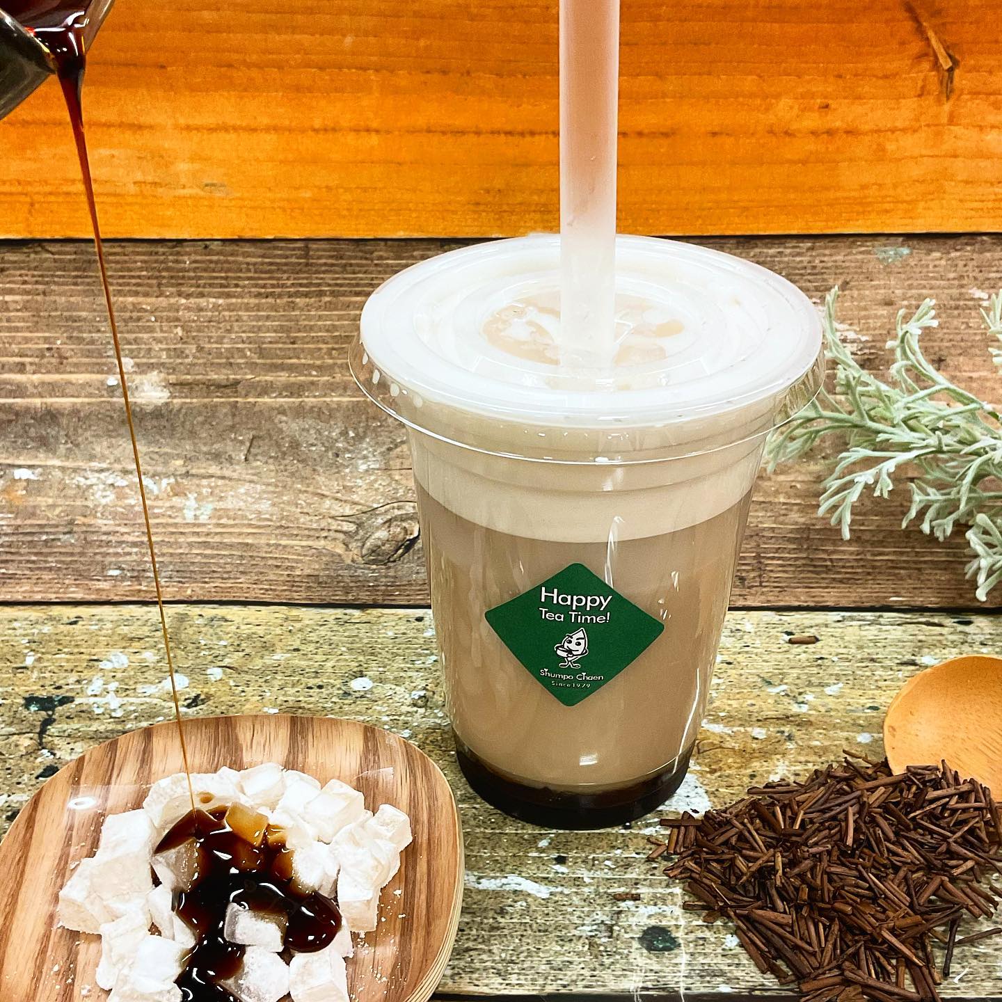 ほうじ茶ソイラテと、黒みつと絡まったわらび餅がとろける食感がたまらないスイーツドリンク『黒みつトロもちほうじ茶ソイラテ』🥤香ばしいほうじ茶とほんのり甘い黒みつが絡まるわらび餅️最高の組み合わせですぜひ、お近くにお越しの際はしゅんぽうカフェGO