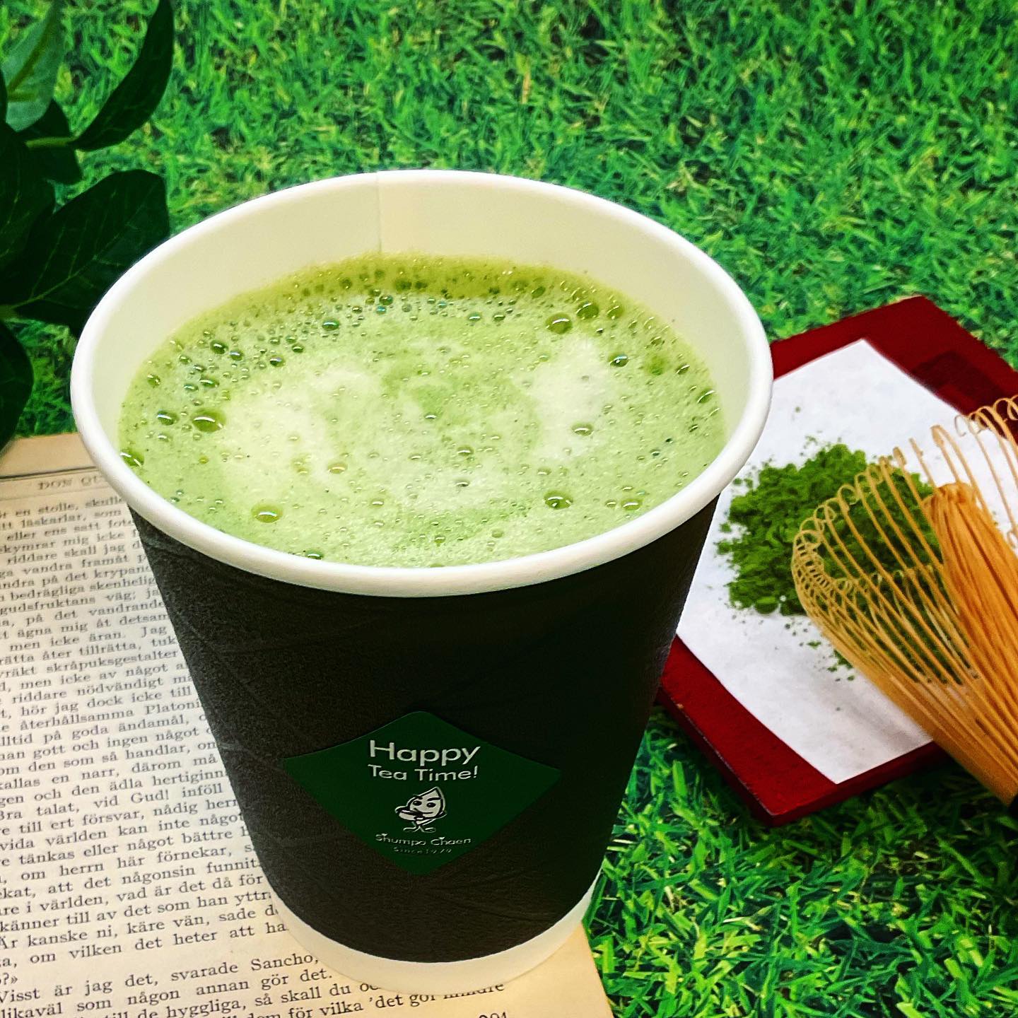 しゅんぽうカフェおすすめスイーツドリンク🥤ふわふわ抹茶ソイラテ泡立てたふわふわの泡が特徴です♫ホットでもアイスでも飲みごたえ十分茶筅でたてた本格抹茶と、クセのない豆乳のコンビネーション飲むとホッとする…癒しドリンクになっておりますこれからの時期は、ホットがオススメです️