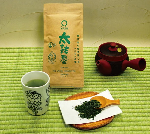 当園には「太鼓番」という名前の緑茶があります。このネーミングの由来はお客様が「この前、デパートで1,500円で買ったお茶よりも、このお茶のほうがおいしかったわ！美味しさ太鼓判よ！！」と言ったのを、「それいいですね！！」とお茶の名前にしたのが、はじまりです。それから「太鼓番茶」としてネーミングでスタートして、時を経て、「太鼓番」になりました。「太鼓番」は静岡掛川の味の濃い生産農家そのままのお茶のため、茎や粉も入っています。それが味の濃さにつながっている一つのポイントです。そして・・・「なんとっ！！」2021年の創業祭ではじめて、この人気茶「太鼓番」を創業祭価格で販売します！！https://syunpou.com/pid=1630980616&utm_source=magazine&utm_medium=email&utm_campaign=producthttps://syunpou.com/?pid=163098061理由はこの「太鼓番」しか飲まないという顧客様がたくさんいらっしゃるからです。おすすめの飲み方は、自分の癒しの時間には「緑茶ひととき（100g1,000円）」を飲み、家族で飲むときは、「太鼓番（100g524円）」を入れることで、心もお財布も癒されるという使い方です（笑）創業祭の予約販売もスタートしていますので、ぜひこの機会にお試しください！！https://syunpou.com/?mode=f56&utm_source=magazine&utm_medium=email&utm_campaign=product