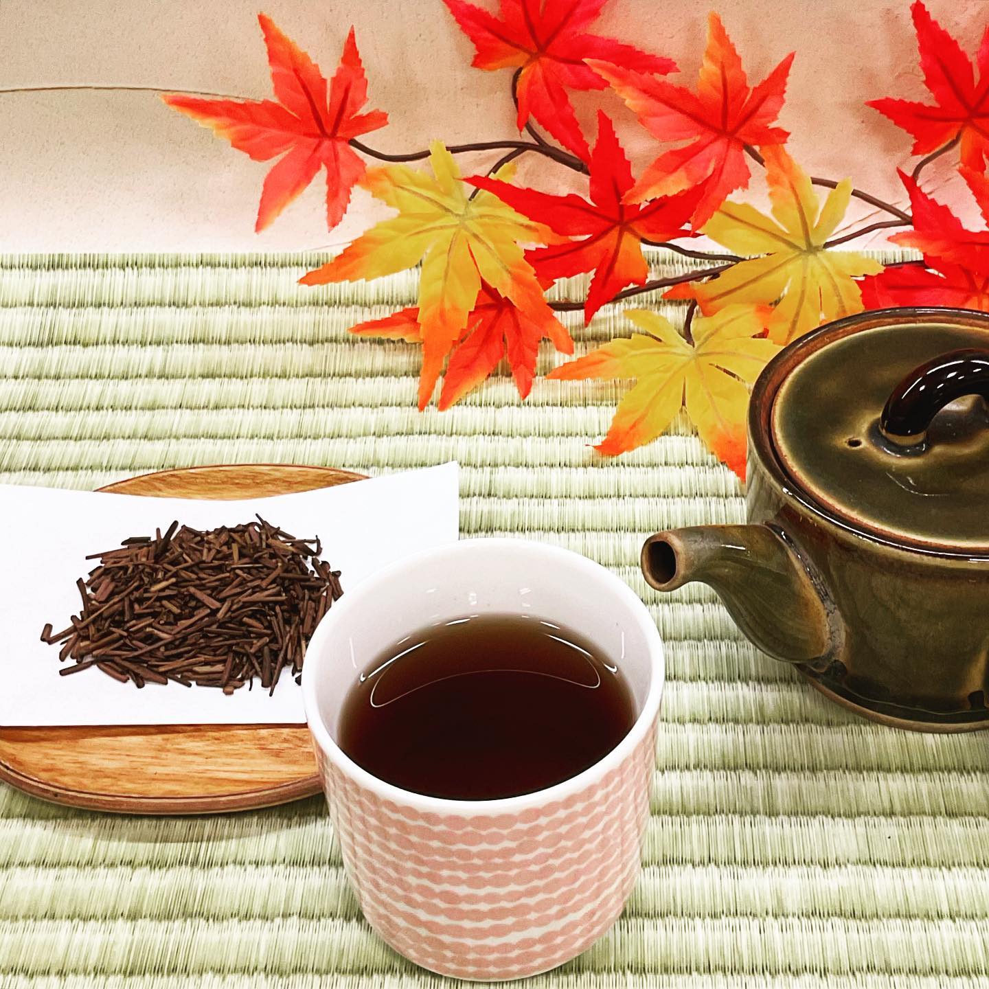 今日もあっという間に日が暮れましたお疲れ様です🏘おうちに帰って、温かいほうじ茶はいかがでしょうか夜飲むお茶として、ほうじ茶はオススメですカフェインレスですので、皆さんでゆっくりとお飲みいただけますほっと一息‥穏やかなおうち時間を