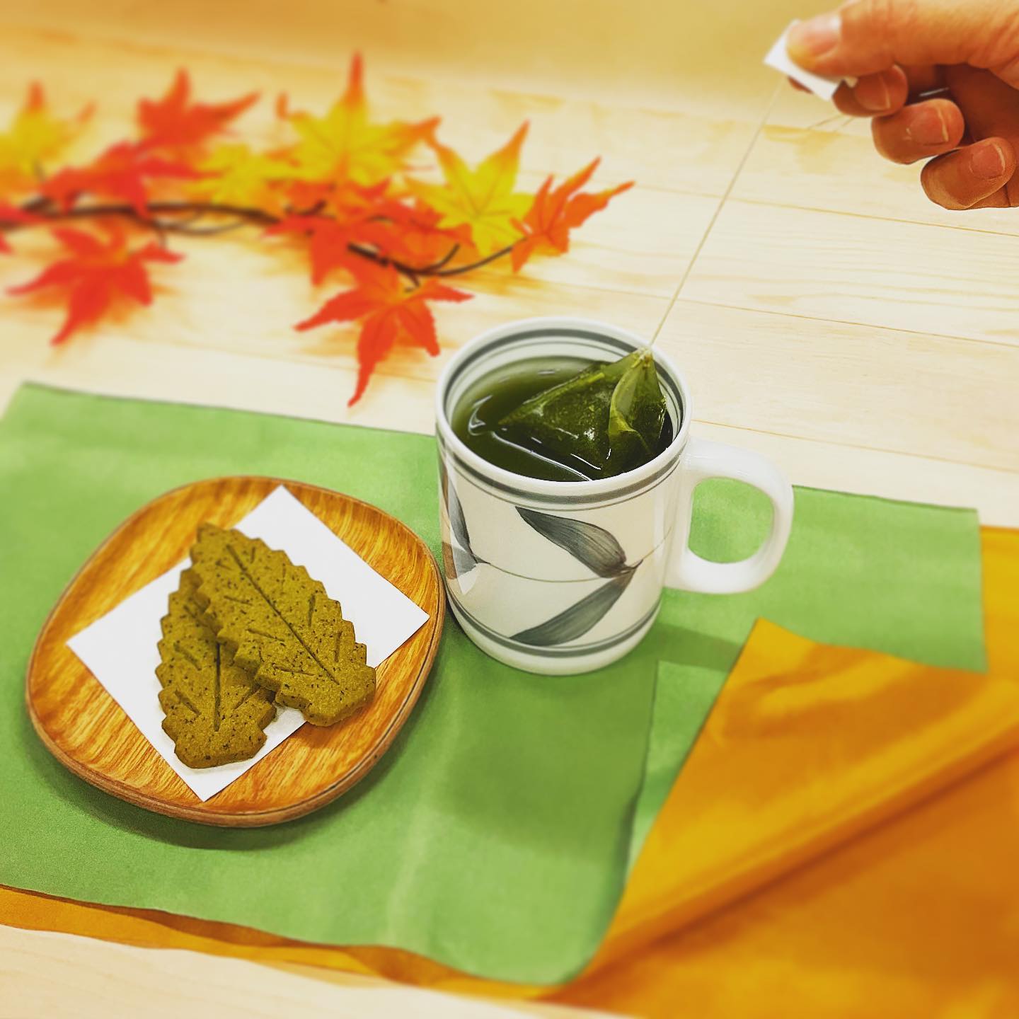 連休最終日ですね️ゆっくりおうち時間手軽にサッと飲めるティーパックのお茶はいかがでしょうかお気に入りのお菓子を添えて、最高のティータイムをっ当店のひとときティーパックと、茶々クッキーの最高に美味しいです