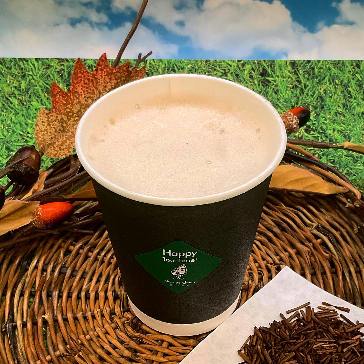 しゅんぽうカフェおすすめメニュー『ふわふわほうじ茶ソイラテ』ふんわり泡立ったほんのり甘いソイミルクと、香り高い香ばしいほうじ茶のハーモニー❣️これからの季節は、ふんわり感が増すホットがオススメです
