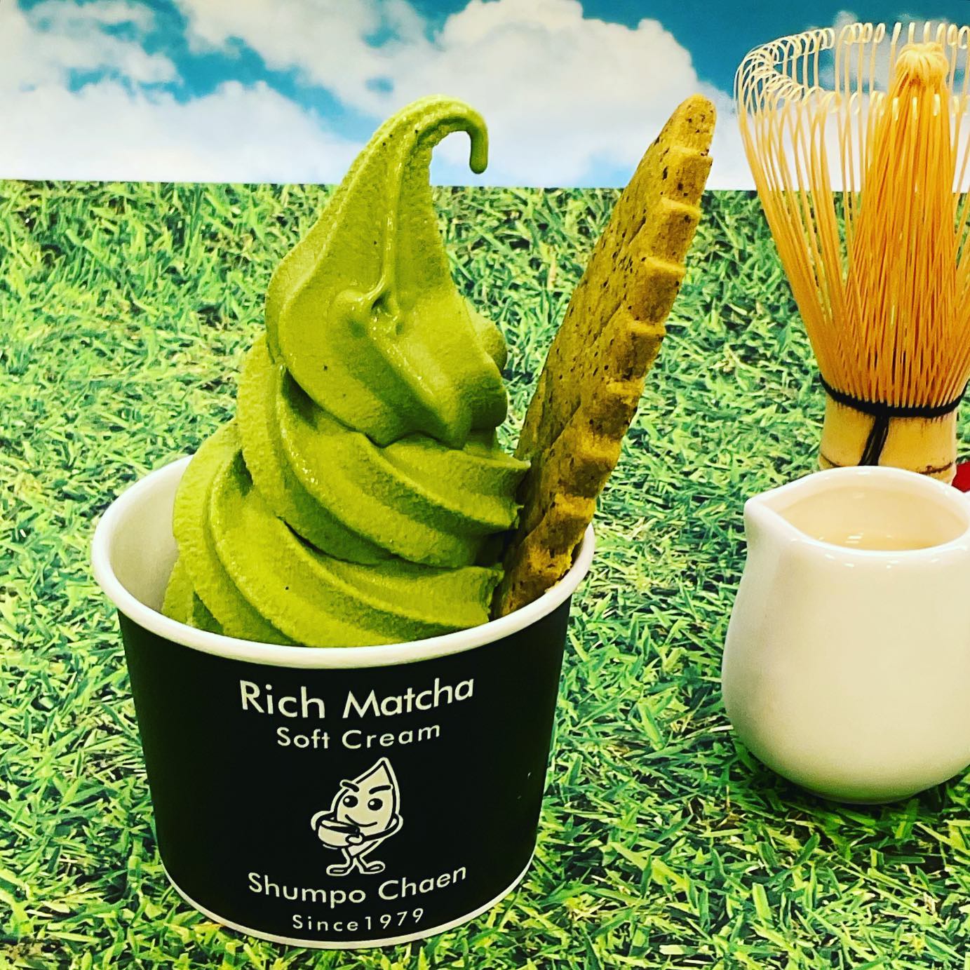濃厚抹茶ソフトクリーム️️しゅんぽうカフェ1番人気牧場ミルクと本格抹茶の濃厚な味わいをぜひご堪能くださいここでしか食べられないオリジナルソフトクリームです️