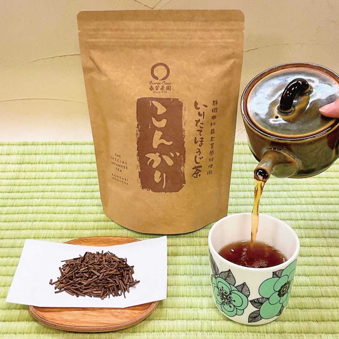 【厳選茎原料を使用した大人気！炒りたてほうじ茶「こんがり」のご紹介】今回は毎日お店で焙煎している大人気の「炒りたてほうじ茶「こんがり」をご紹介いたします！このほうじ茶は、静岡の山奥の香りの良い「茎」を厳選しつづけて、その茎に独自の加工を行い、製造をしています！ほうじ茶も茶葉や産地によって美味しさに違いがあります。当園で大切にしているのは、「芳ばしい香り」と「癒される甘みの濃さ」です。毎年何回もテイスティングを繰り返し、そして産地生産家には、茎のサンプルを何種類も用意していただき、そして独自の加工までして生み出されたのが「こんがり」です！多くの方がお店の前で「いい香り～あーいやされるぅ～」とつぶやくながら、うなぎ屋さんの前のように香りを手招きしたくなるいい香りのほうじ茶です（笑）その炒りたてほうじ茶の中でも一番人気の「こんがりほうじ茶」を2021年の創業祭ではじめて、創業祭価格で販売します！！https://syunpou.com/?pid=163104099&utm_source=magazine&utm_medium=email&utm_campaign=product創業祭の予約販売もスタートしていますので、ぜひこの機会にお試しください！！https://syunpou.com/?mode=f56&utm_source=magazine&utm_medium=email&utm_campaign=product秋の夜長に、ゆっくりと芳ばしい香りと品の良い甘みでくつろぐの時間をどうぞ