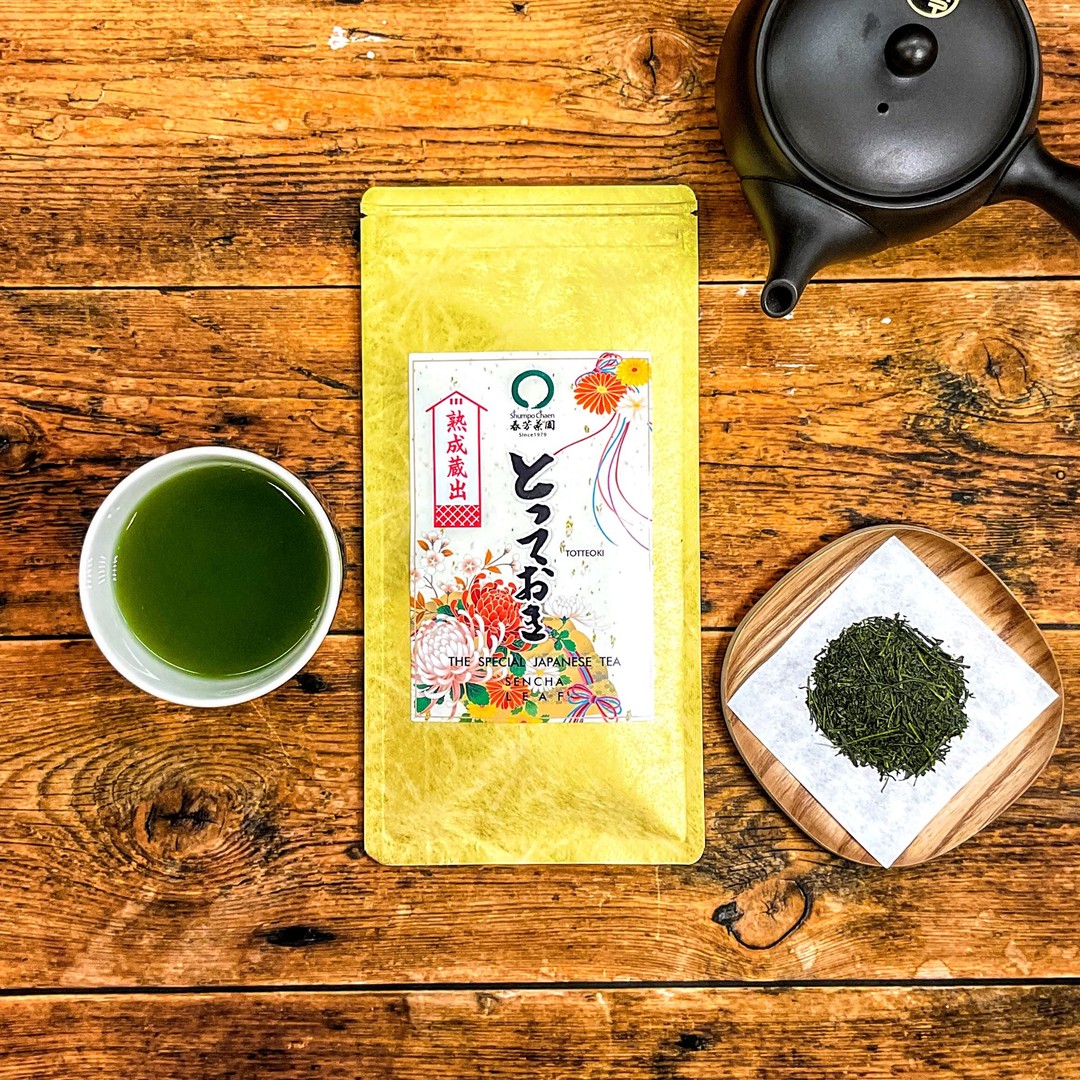 【限定熟成緑茶「とっておき」の秘密】もうすぐ9月も終わりですね秋風が吹き始め、温かなお茶が恋しいと感じる季節になってきました。今日は、創業祭限定の熟成緑茶「とっておき」についてお伝えしたいと思います！この「とっておき」もほかの静岡のお茶と同様、世界農業遺産認定の茶葉を中心に製造しており、しっかり茶葉を蒸かして製造する「深蒸し製法」をとことん極めた　「特蒸し」　と呼んでいる製造方法で作られた茶葉です。茶葉を摘んだ日が早く、葉質がやわらかく、旨味の濃い茶葉を新茶の時に厳選し、この秋の創業祭に合わせて製造した限定熟成緑茶になります味の濃い生産農家の茶葉と品の良い甘みのある茶葉を厳選し、合組（ブレンド）の配合を何度も何度もテイスティングを繰り返して限定緑茶に作り上げました。上級茶の良さは、葉質がやわらかく、旨味が濃く、そのお茶の特徴をしっかり味わえることです。茶葉の摘み日が早いということは茶葉の量が少ないということで、値段は高くなります。太陽の光を浴びて、茶葉が成長していくと、茶葉の量が増えて、量が増え、値段が低くなり、そして茶葉が固くなっていくため、旨味が薄くなり、苦み渋みの要素が増えてきます。これが日本茶の評価の基礎となります。このような摘み日が早く、葉質のやわらかな上級茶葉は、お湯の温度によって、お茶の抽出される旨味の要素が大きく変わります。茶殻を見ると明るいきみどり色で、やわらかい茶葉が一目ででわかります！「とっておき」の入れ方は、1度お湯を湯呑か湯冷ましに移し、湯温を70度くらいまで下げ、茶葉に40秒滲出させます。そしてゆっくり緑濃く注いだあと、熱いお湯を濃いお茶を少し薄めるように合わせます。この入れ方が、最高の旨味を熱いお茶で味わえる最高の入れ方になります！！「とっておき」は熱いお湯で濃く入れると強い苦みが出やすい若芽のお茶です。この特徴を旨味に変化させるのが「湯冷まし」です。実は湯冷ましは茶葉によっては「魔法」になるんです！ぜひ、この「魔法」を使える本格茶の魅力を味わえる「とっておき」をこの機会に1本でもお試しください！ご購入後、入れ方がわからなければ遠慮なく、ご質問を店頭でも、メールでも、LINEでも、Twitterでもどうぞ！！【創業祭限定茶　とっておき】https://syunpou.com/?pid=79697340&utm_source=magazine&utm_medium=email&utm_campaign=mail