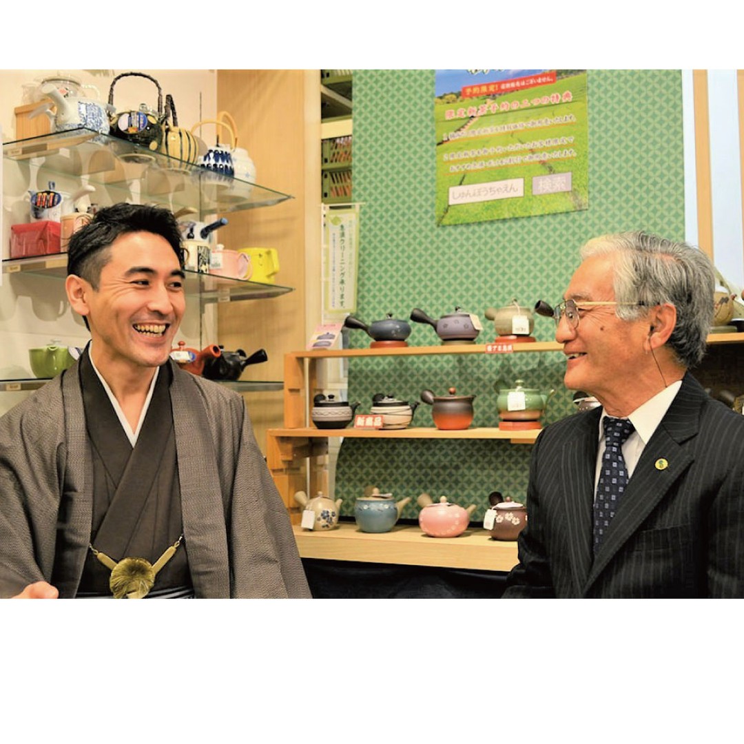 なかなかコロナ禍で来店できないと言うお客様が多いのですが、そんな中でも、40年来のお客様が久々にご来店いただいています。もう85歳や90歳前後のお客様です。そのお客様が「お父さん、お母さん元気ぃ～？ぼくちゃんが、本当に小さかったときからのご縁なのよ～ねぇ～」と笑顔でお話いただき、私が「もうお店自体が42年ですからねぇ～私も45歳ですとぉ～」と伝えると、「私も歳を取るわけよねぇ～」とそりゃそうだというほがらかな笑顔。父も母もおかげさまで元気で、毎年静岡に仕入れに行く時は、一緒に静岡のお墓参りをさせていただいていただいています。※父方が掛川の盛岩院で、母方が、華厳院というお寺様なのです。良ければ動画もあります静岡新茶仕入れ1https://www.youtube.com/watch?v=TNrPBry6vNE父、母は、お店にもちょこちょこ来ています。皆様引き続きよろしくお願いいたします！！創業祭の予約販売もスタートしていますので、ぜひこの機会にお試しください！！https://syunpou.com/?mode=f56&utm_source=magazine&utm_medium=email&utm_campaign=product秋の夜長に、ゆっくりと芳ばしい香りと品の良い甘みでくつろぐの時間をどうぞ