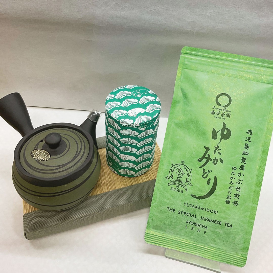 今回は、有名な茶産地である鹿児島知覧で生産している　「かぶせ茶　ゆたかみどり」についてご紹介いたします！鹿児島は、静岡と並ぶ素晴らしい茶産地であり、温暖な気候を生かし、早生品種という早く生育する品種を生産しています。そしてほどんどのお茶を覆いをかぶせて製造する「かぶせ製法」を行うのが大きな特徴です。その中で大隅半島の大根占と薩摩半島の知覧、頴娃、川辺の生産家が特に当園好みで、毎年この周辺の生産家を中心に厳選した原料の仕入れをおこない、オリジナル製造をしております「ゆたかみどり」品種の特徴はお茶の色がきれいで、独特の品種の香りと甘味を味わうことができるところです。当園では、毎年このゆたかみどりの優良生産家の茶葉を厳選仕入れするために、鹿児島茶市場まで行っております。今回の創業祭でおすすめのお茶としてご紹介いたしました！ぜひ創業祭でお試しください！！【鹿児島知覧産　かぶせ茶　ゆたかみどり】https://syunpou.com/?pid=163097820&utm_source=magazine&utm_medium=email&utm_campaign=mail創業祭の予約販売もスタートしていますので、ぜひこの機会にお試しください！！https://syunpou.com/?mode=f56&utm_source=magazine&utm_medium=email&utm_campaign=mail